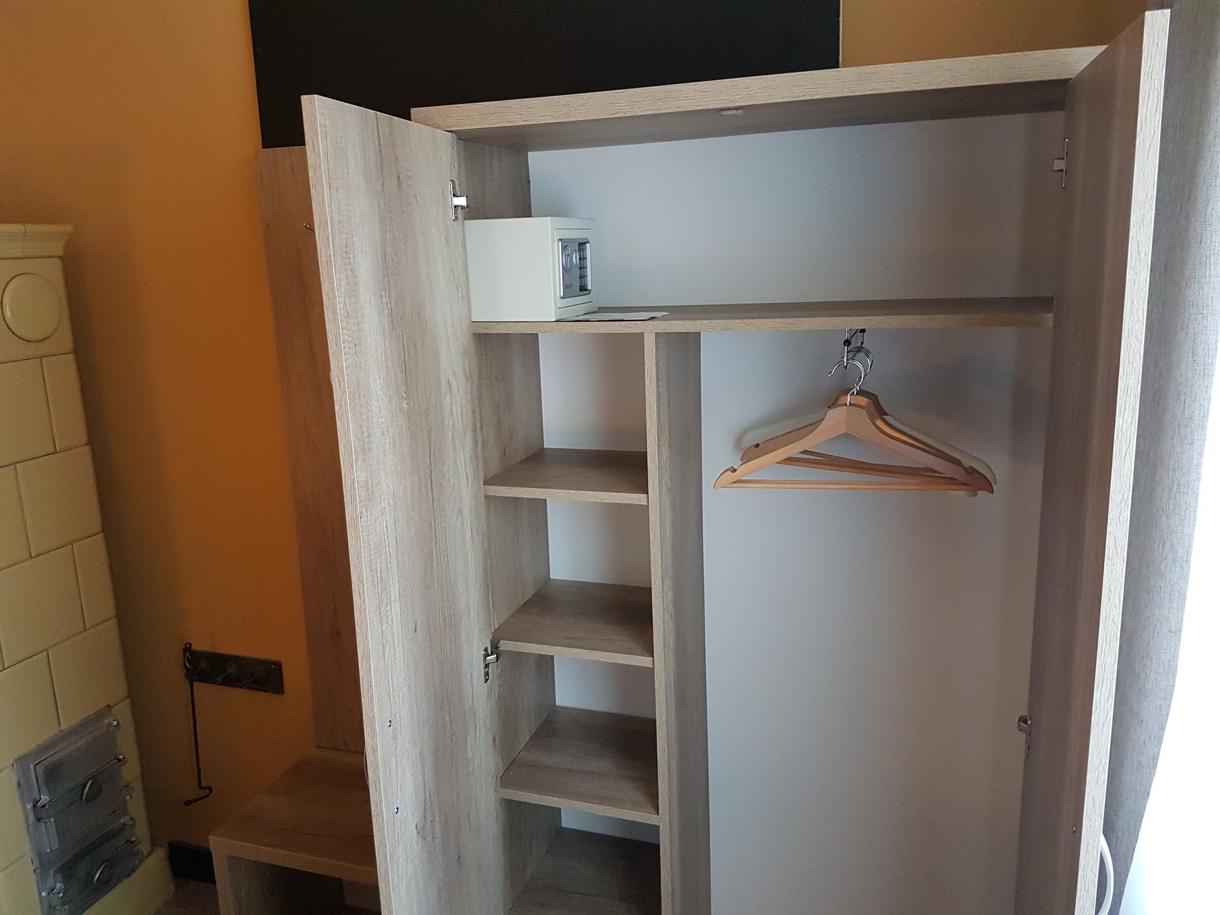 Schrank mit Safe