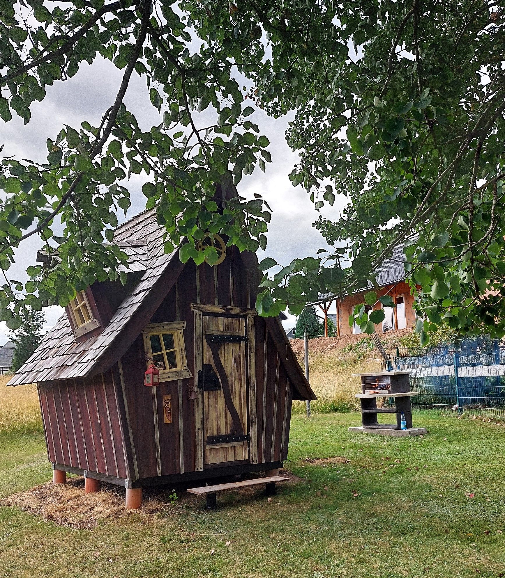 Hexenhaus mit Grill im Garten