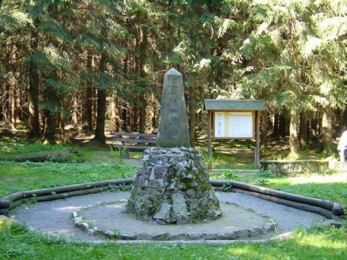 Dreistromstein am Rennsteig