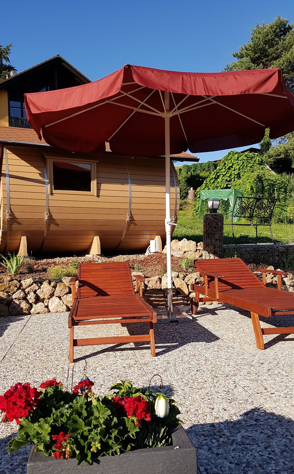 Sauna mit Liegeplatz im Garten
