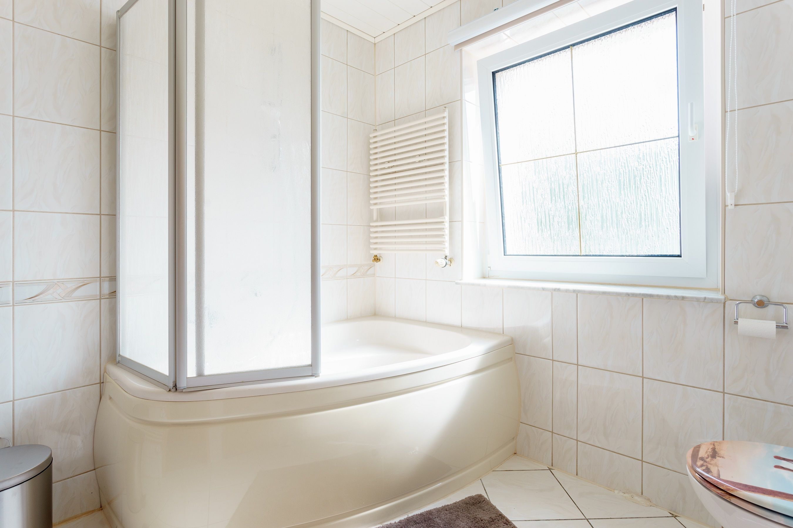 Badewanne und Dusche im Bad