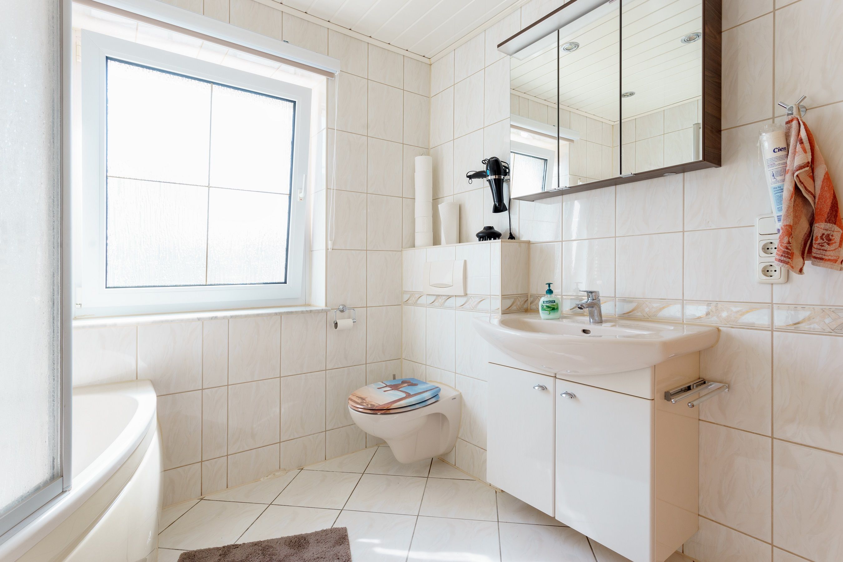Bad mit Badewanne und Dusche