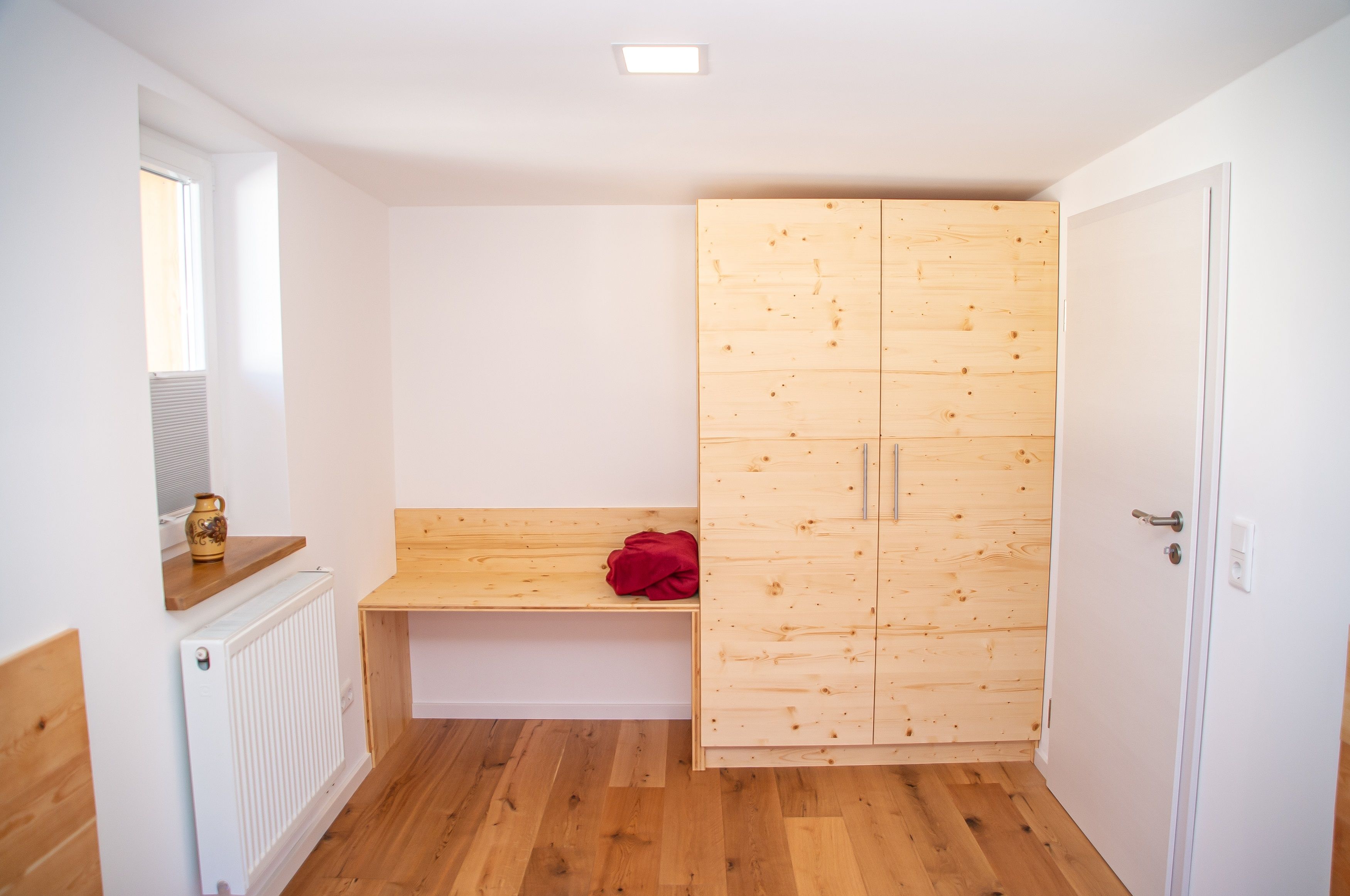Schlafzimmer 2 - Schrank und Ablage