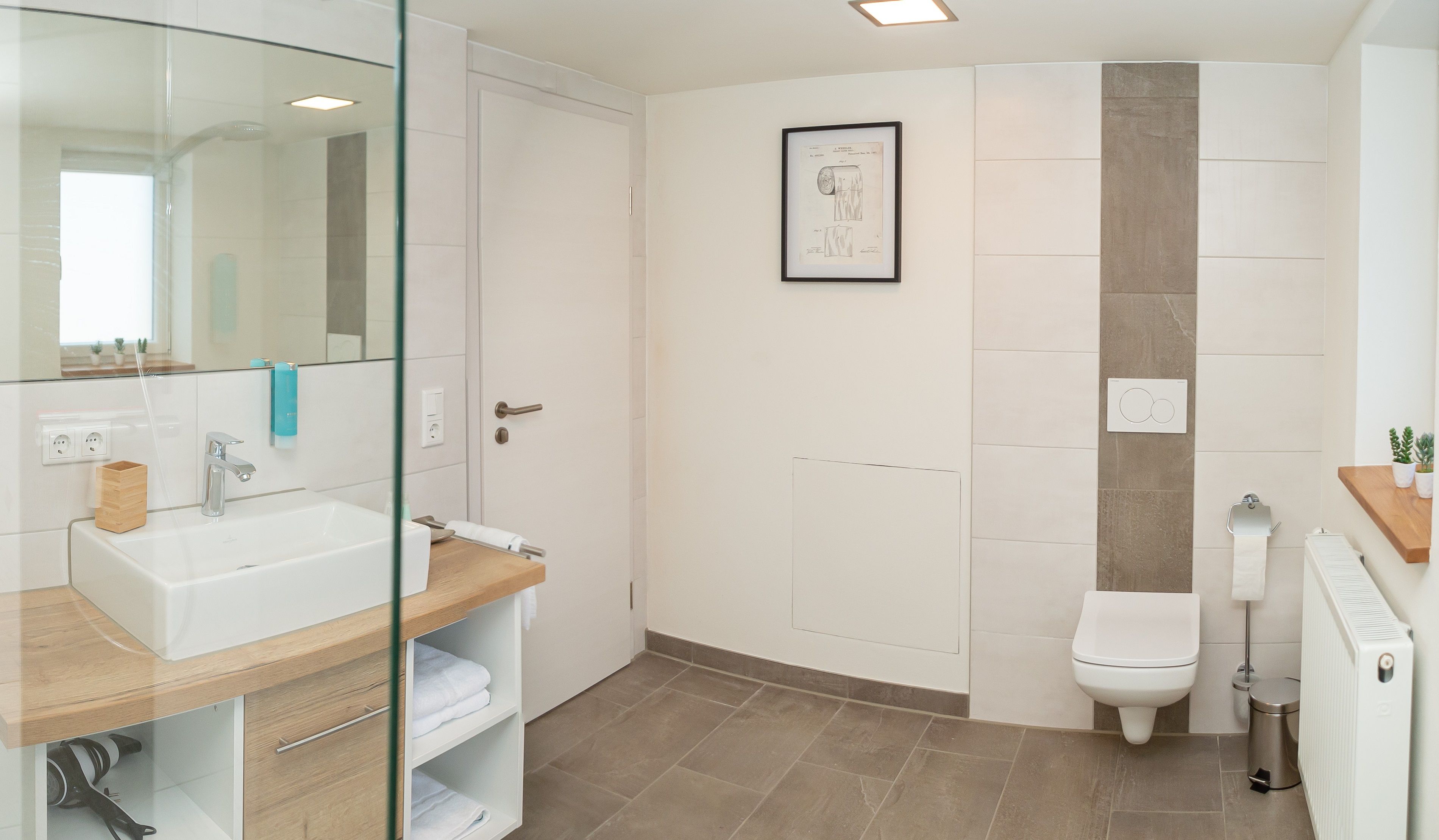 Bad mit Dusche, WC, Waschbecken und Fenster
