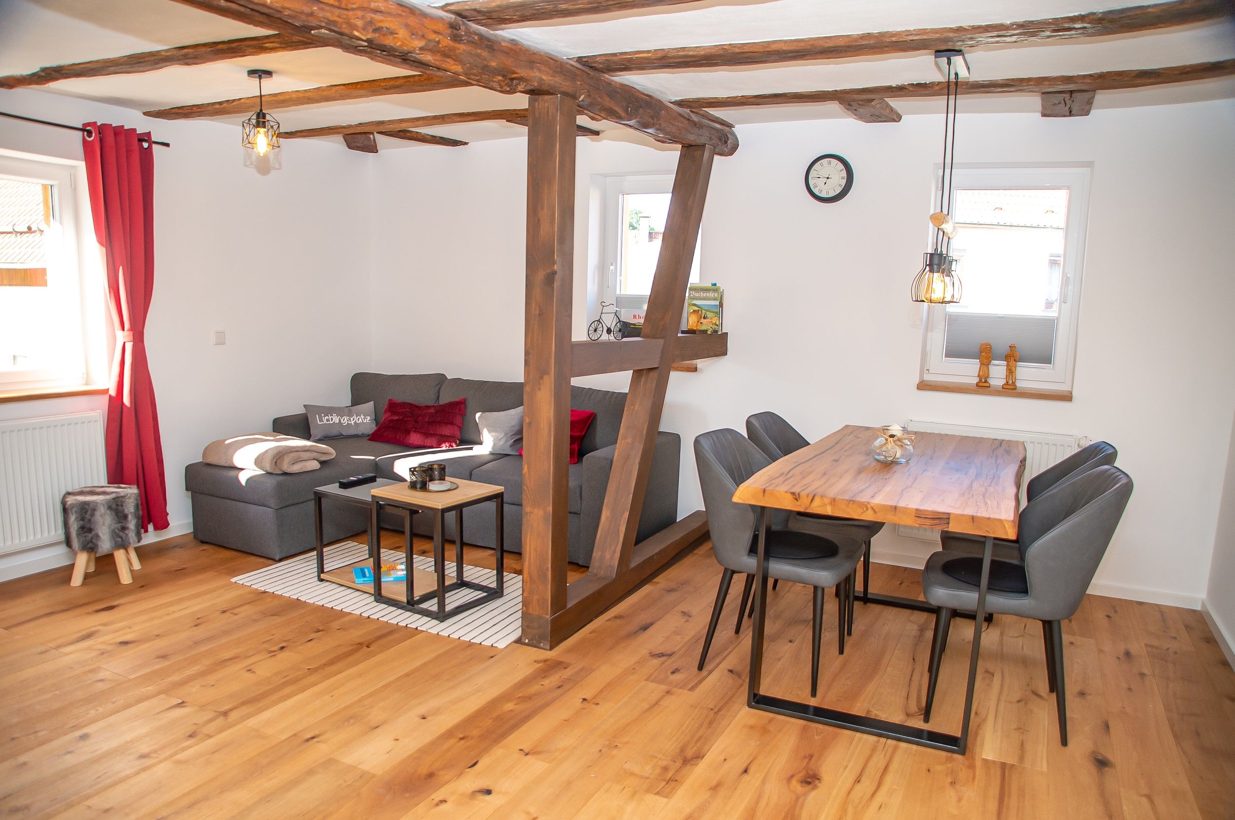 Wohnzimmer mit Echtholzparkett Eiche