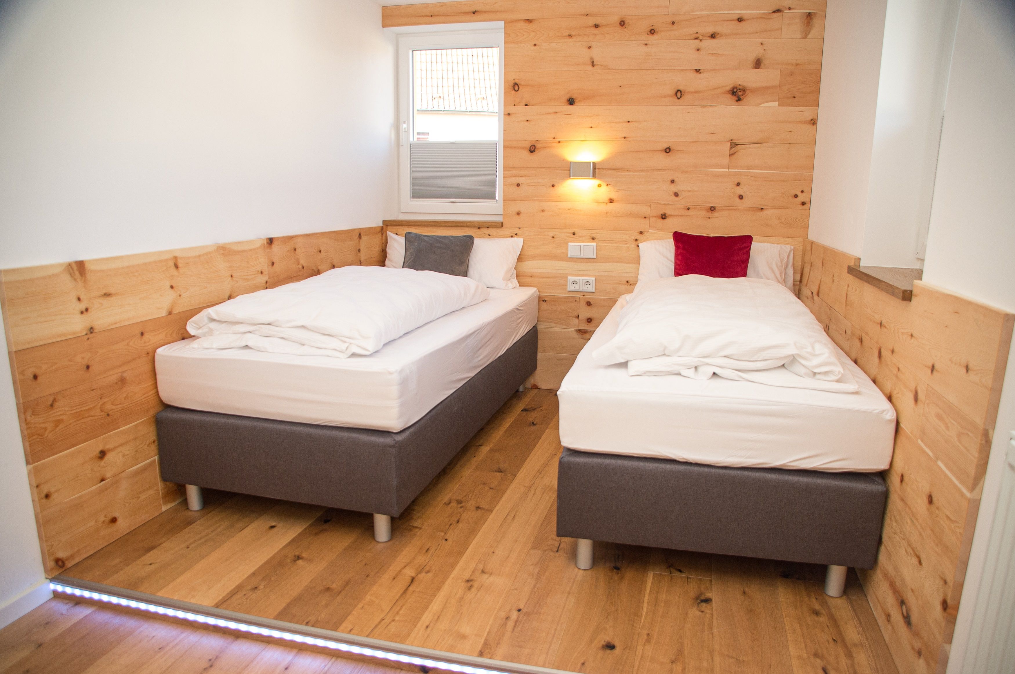 Schlafzimmer 2 - Holzpanele aus Zirbenholz