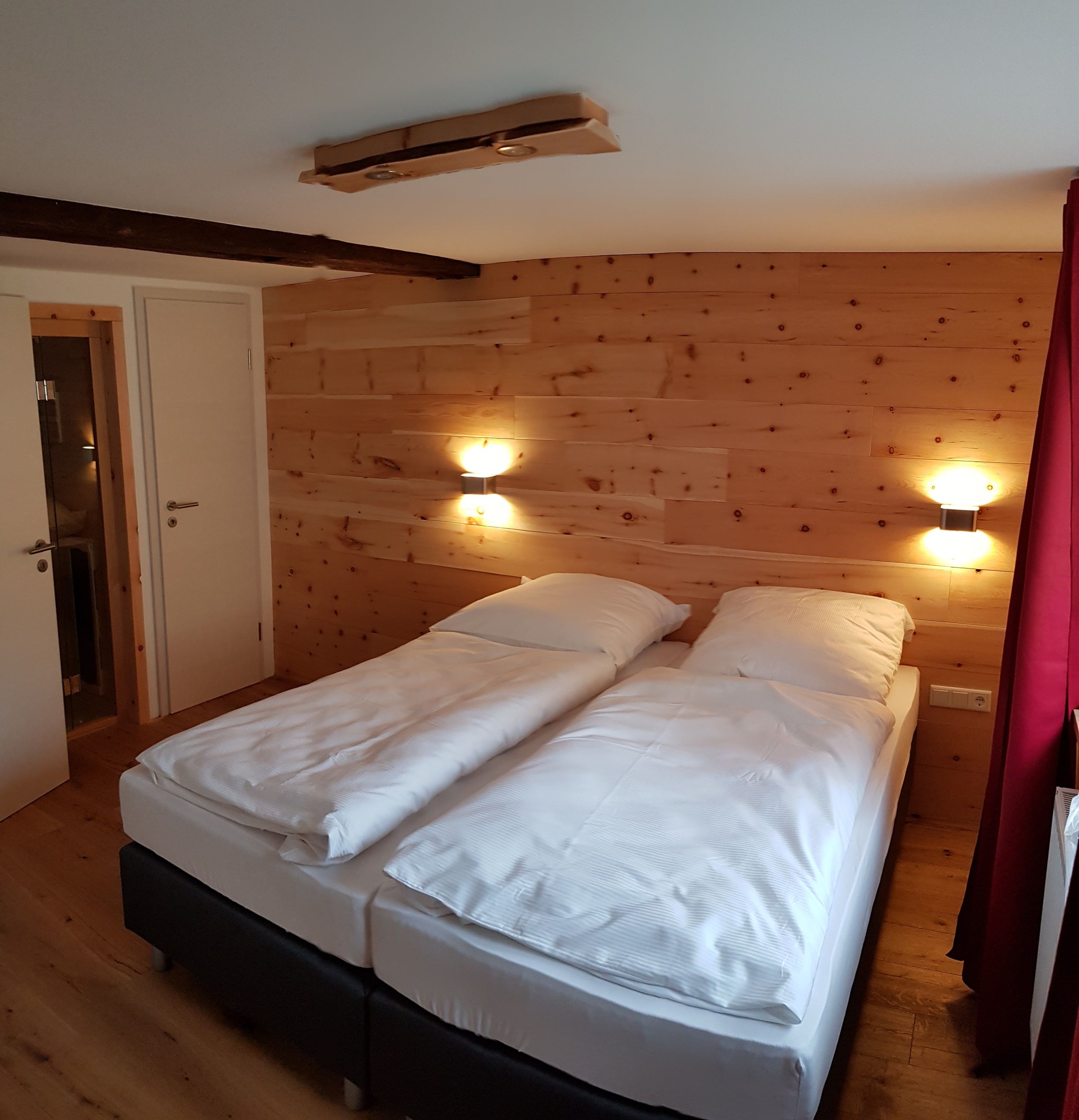 Schlafzimmer 1 - Die Betten können auf Wunsch auseinander gestellt werden.