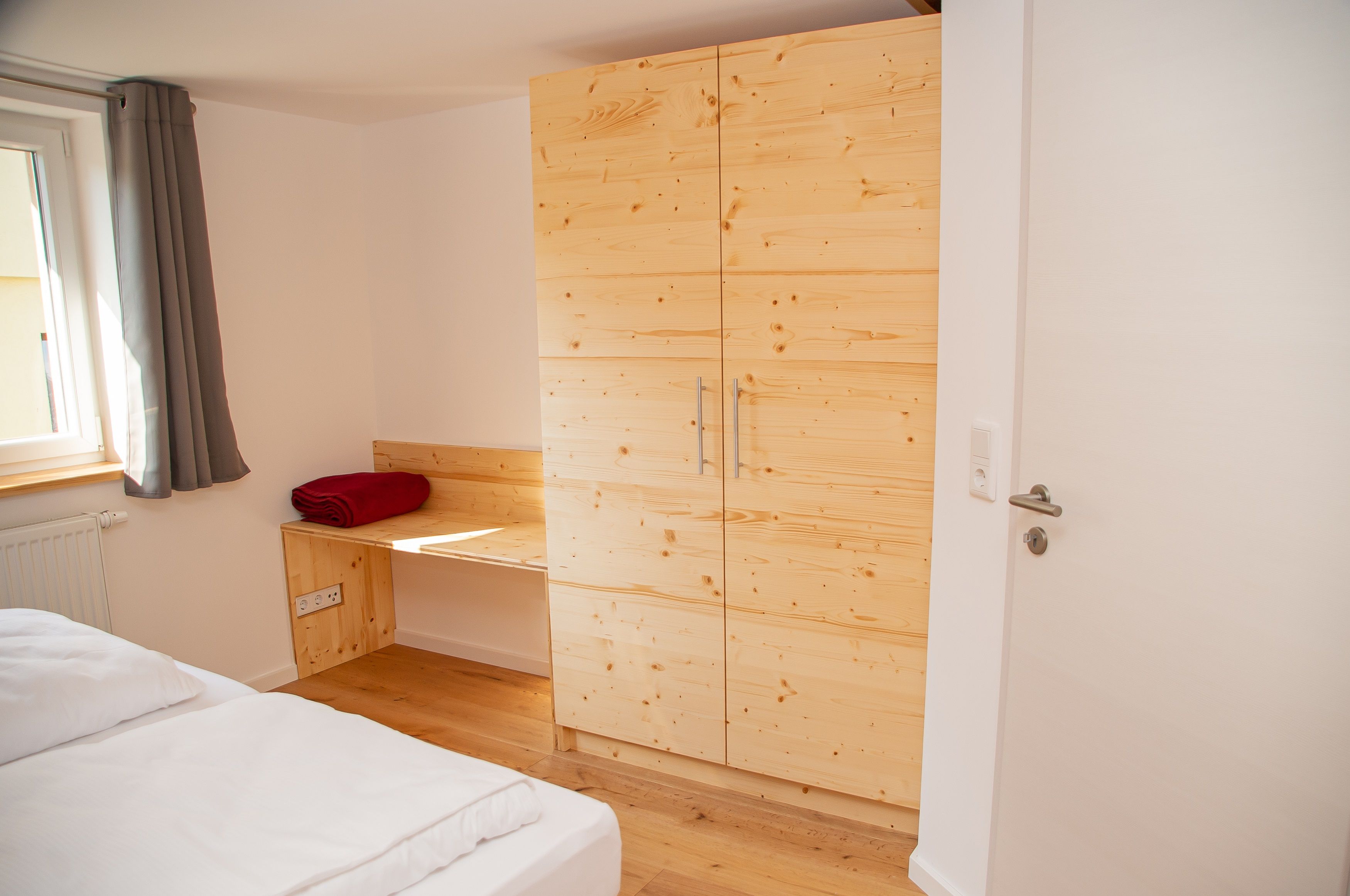 Schlafzimmer 1 - Kleiderschrank und Ablage in eigener Tischlerei gefertigt