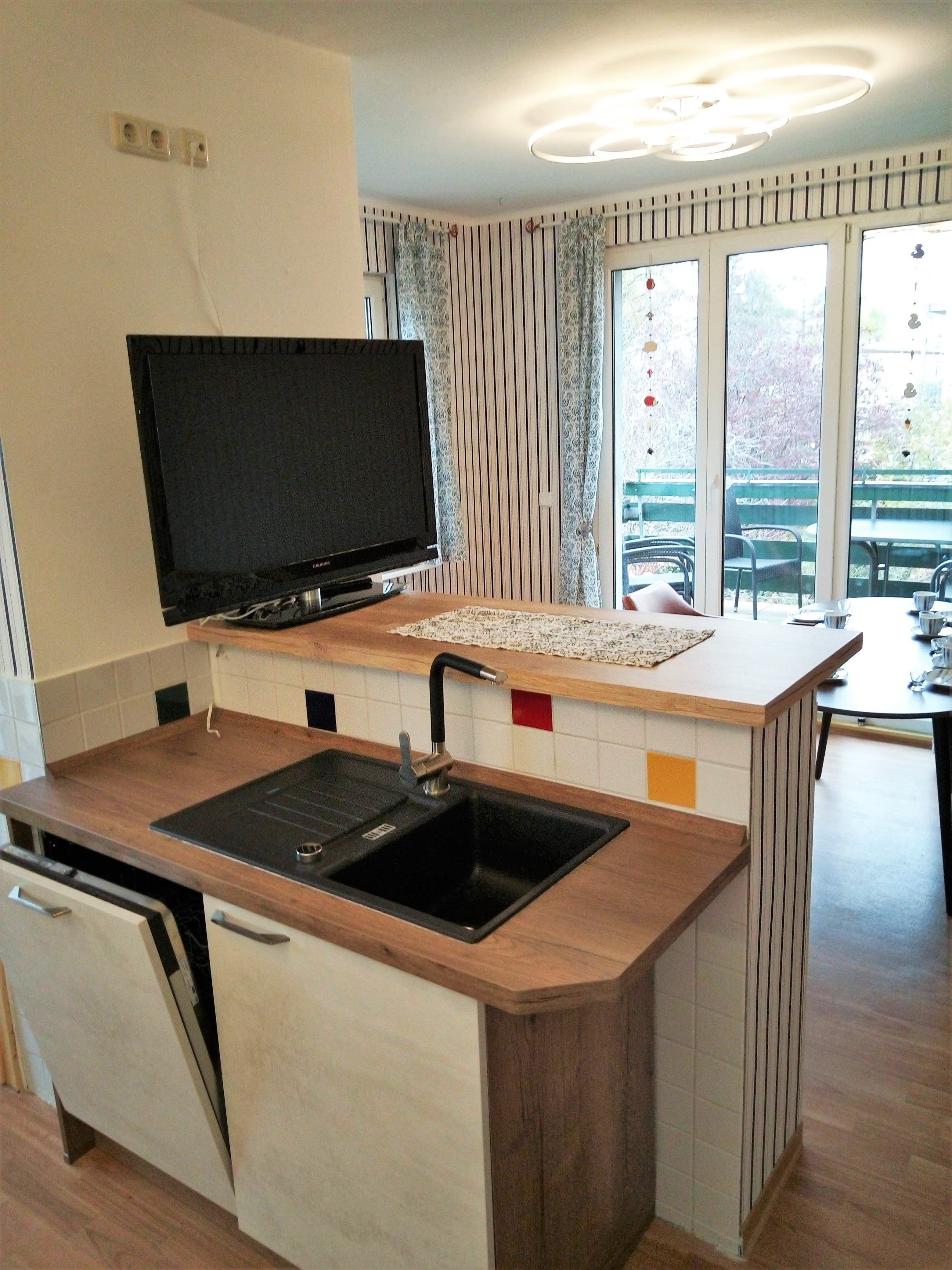 Spüle mit Spülmaschine und Blick Balkon 2