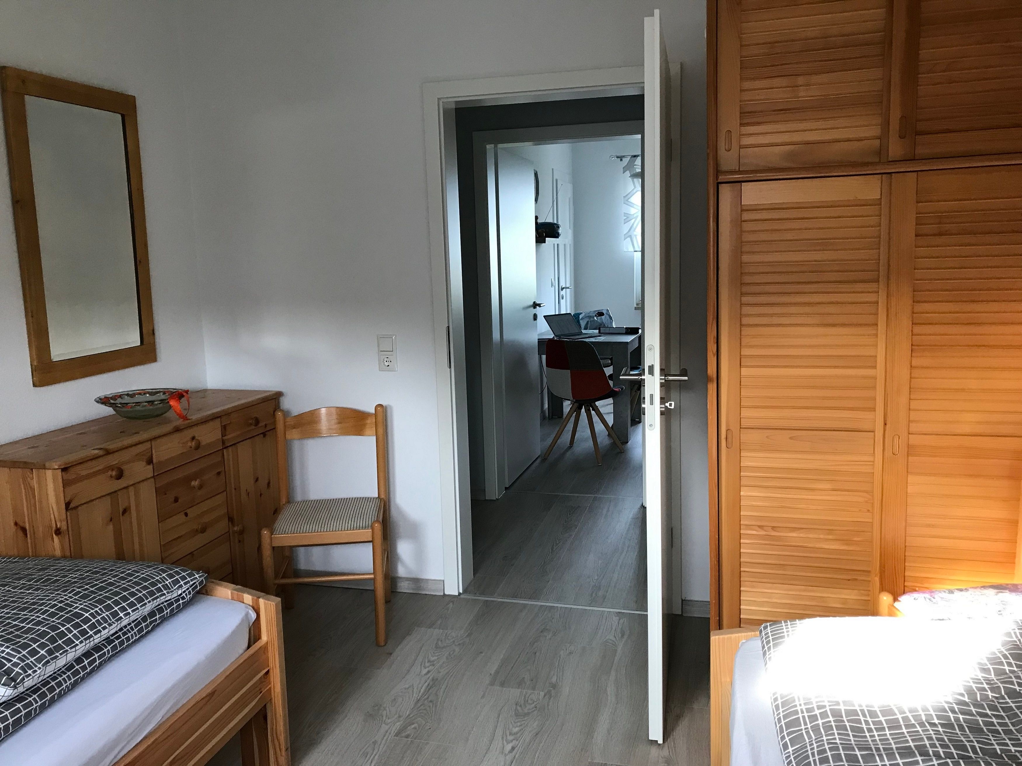 Schlafzimmer mit Sitzmöglichkeit u Schrank