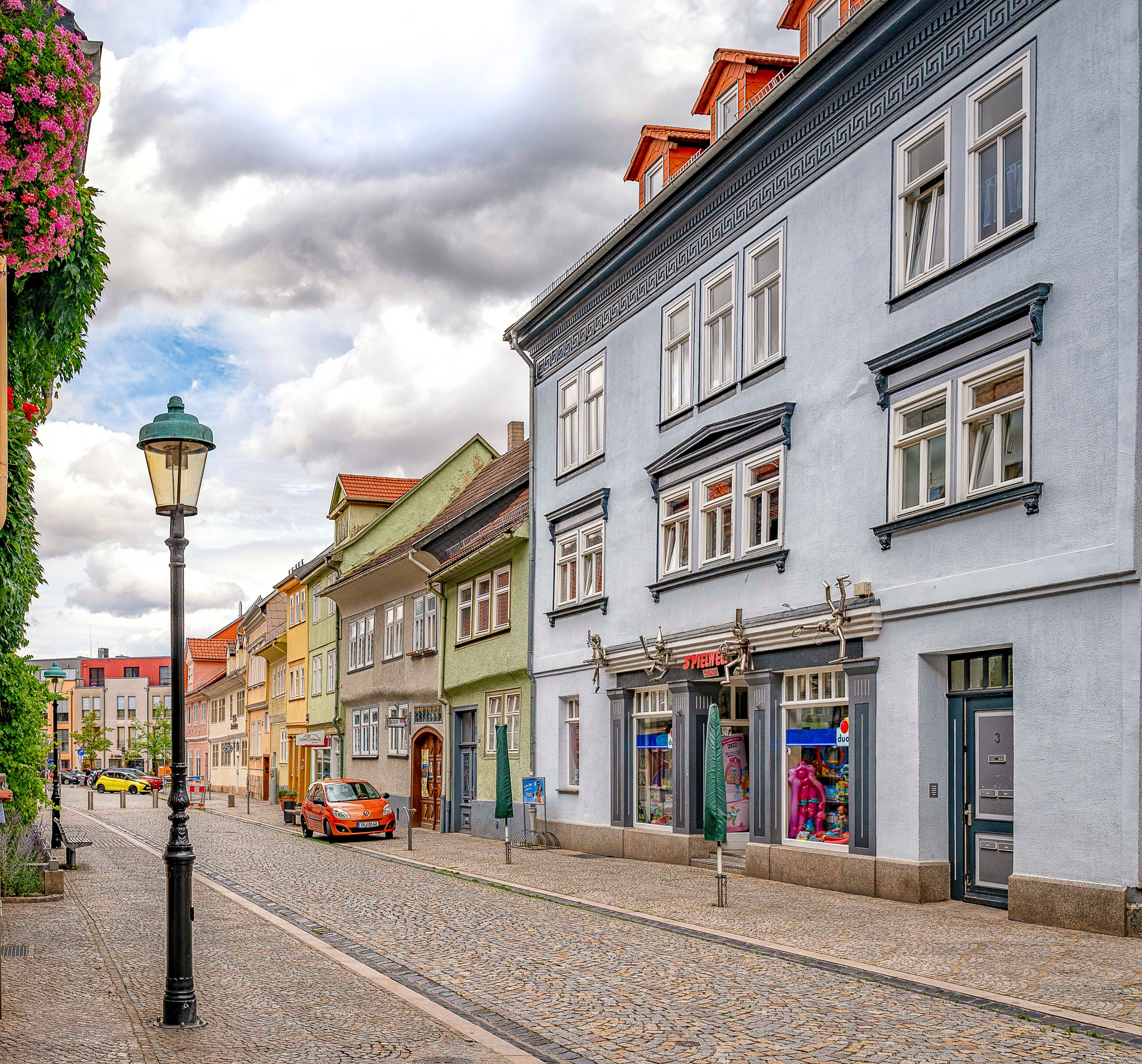 Hausansicht mit Straßenblick