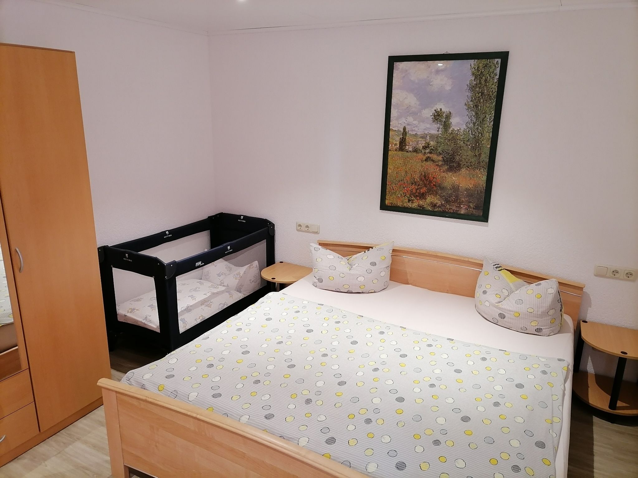 Schlafzimmer 1