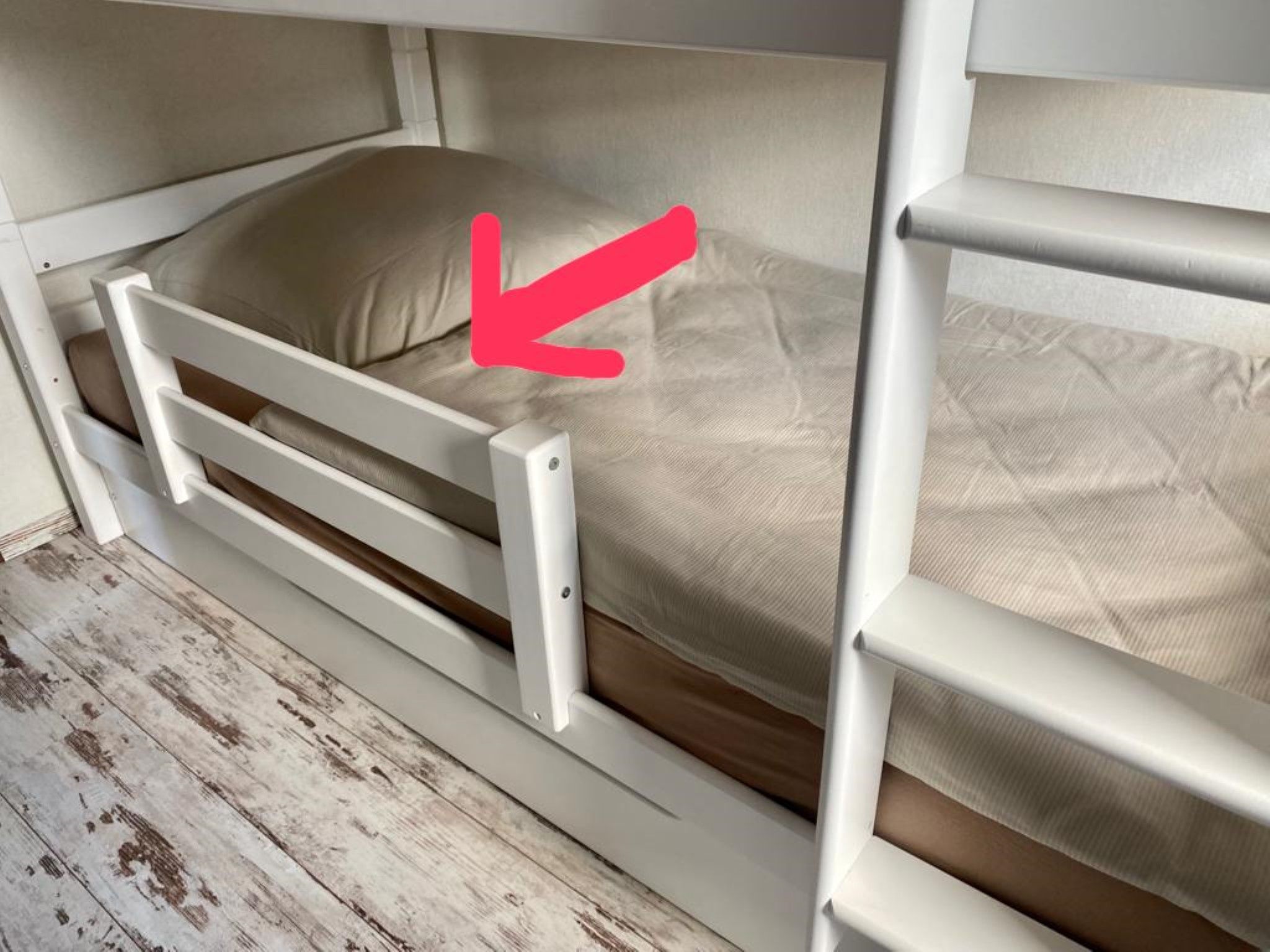 Bett mit Geländer