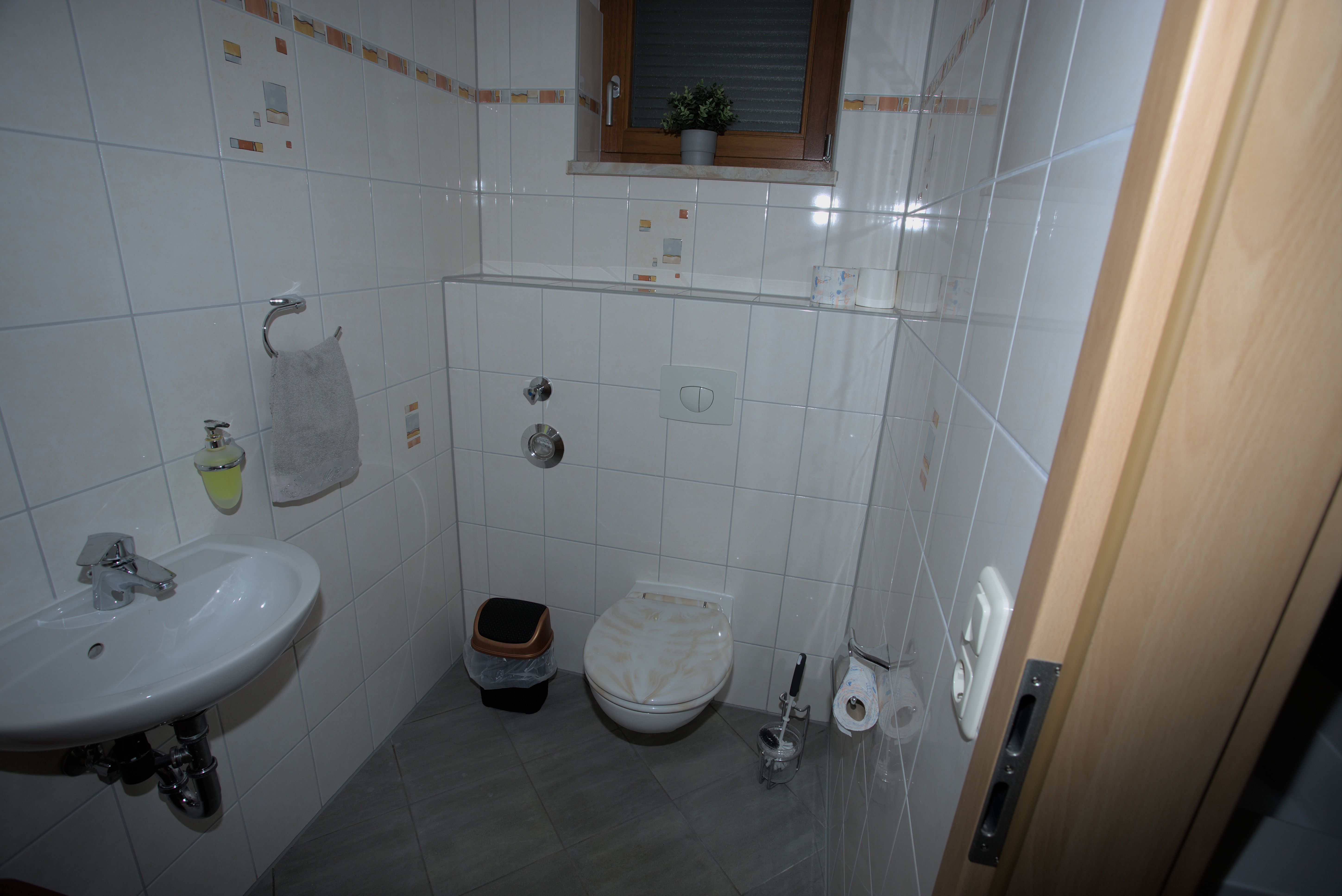 separates WC am Badezimmer