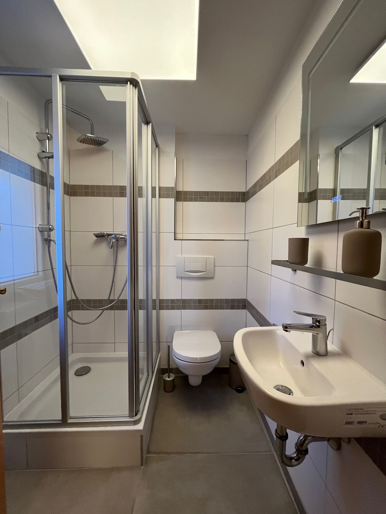 Badezimmer mit Dusche und WC 1. Etage