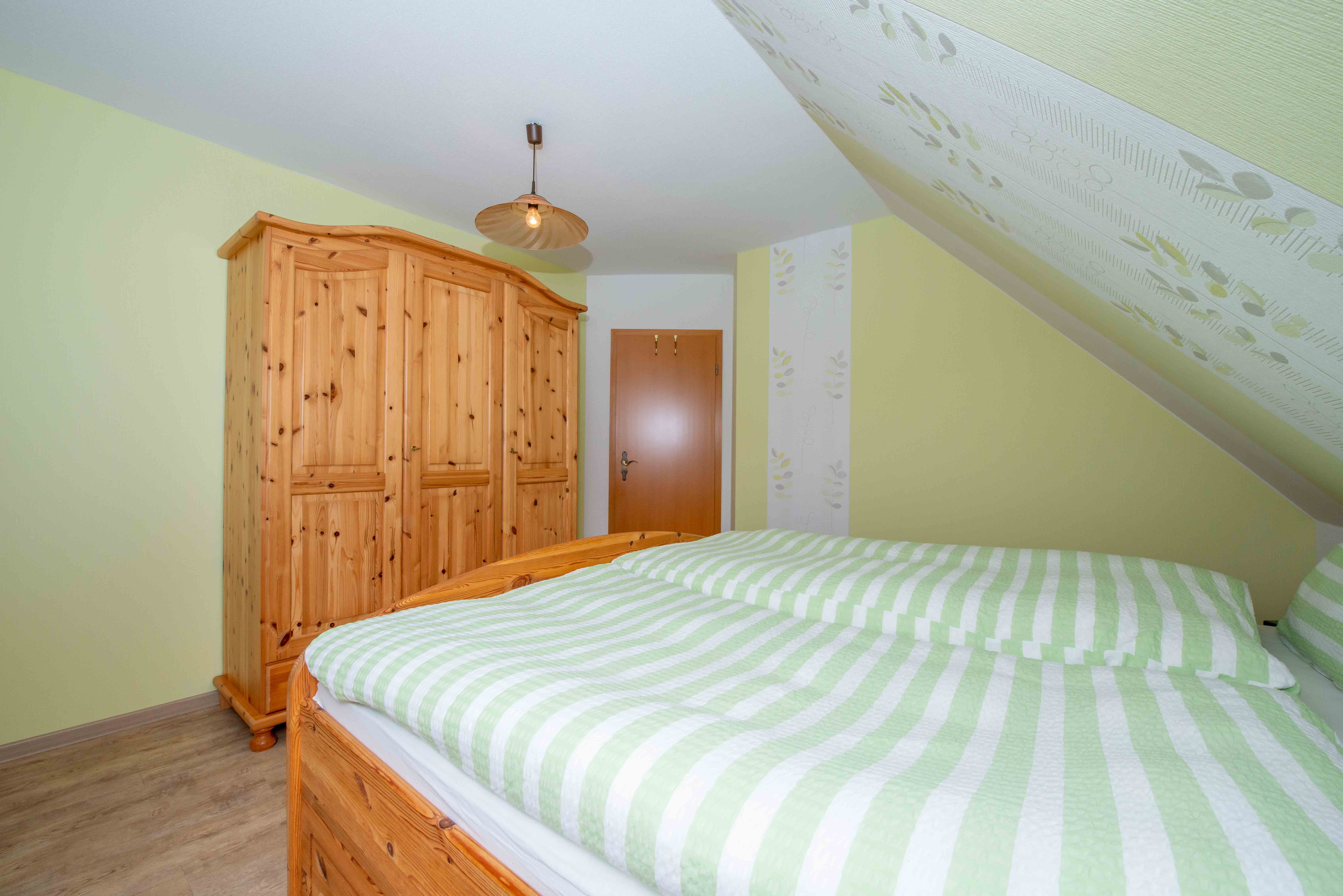 Schlafzimmer 1