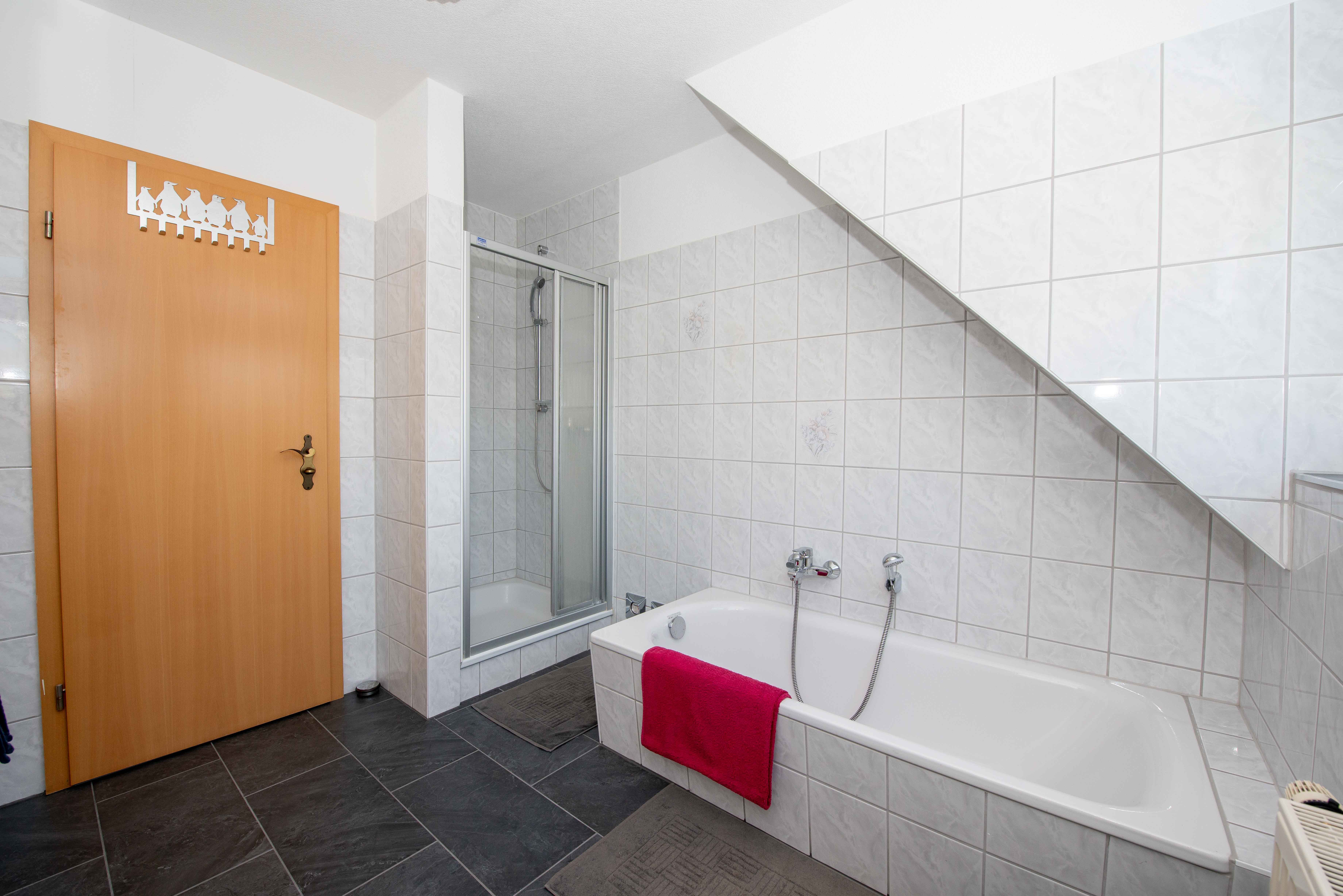 Bad mit Dusche und Badewanne