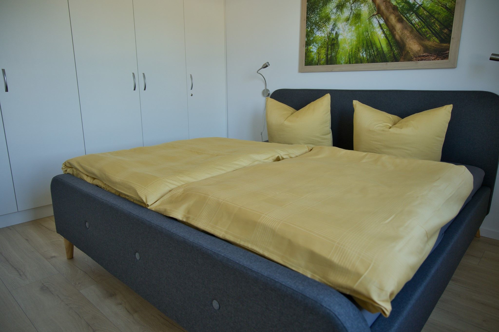 Schlafzimmer mit Einbauschränken