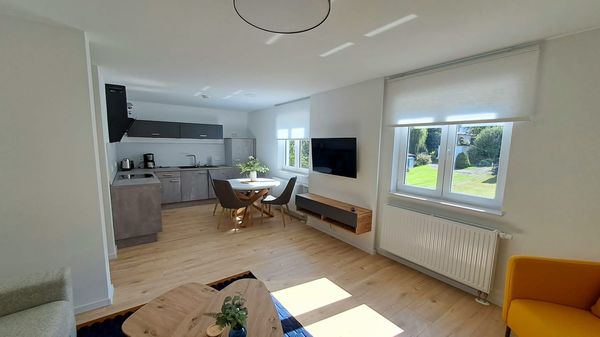 Wohnzimmer mit Blick in die Küche