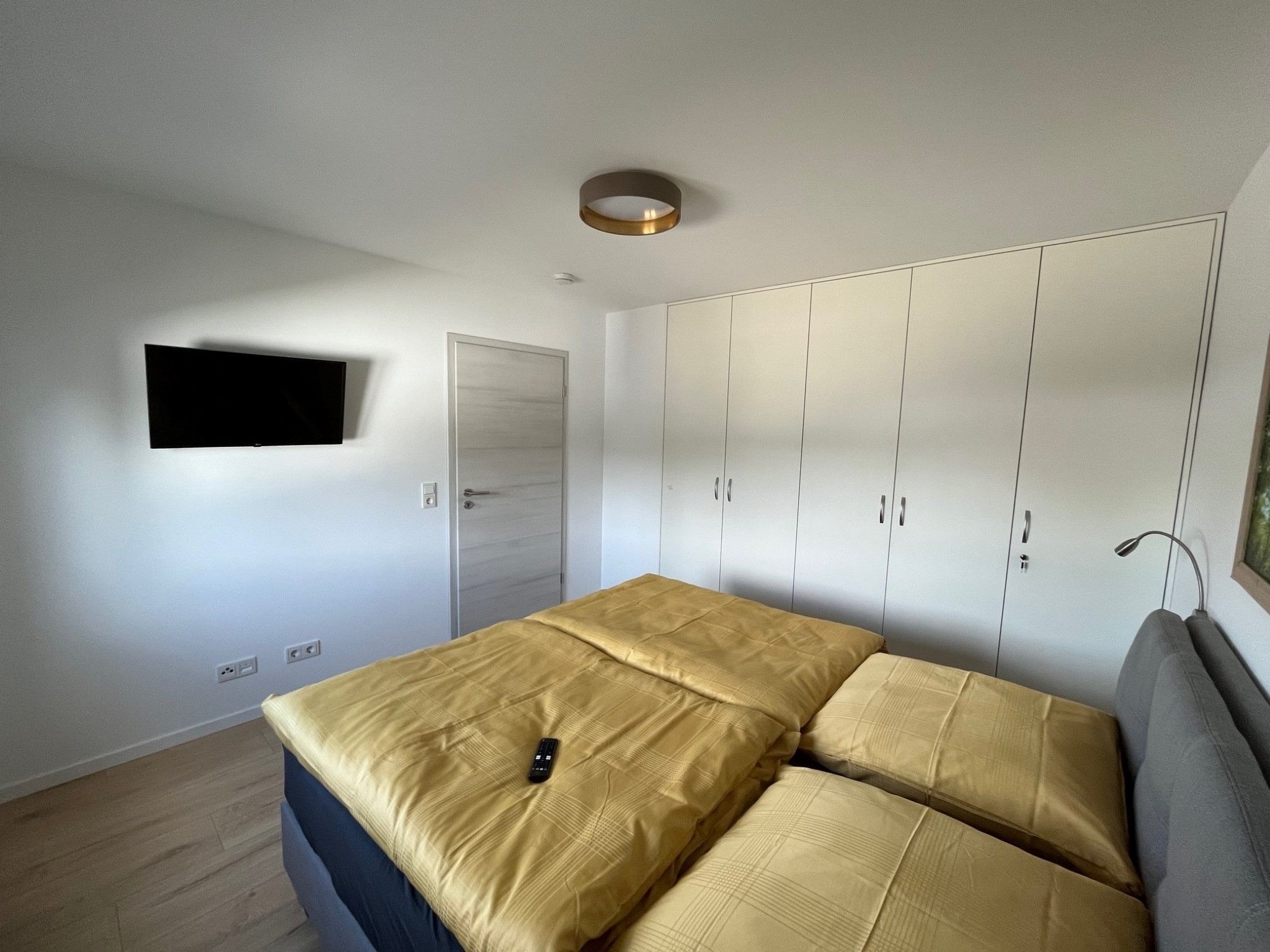 Schlafzimmer mit Einbauschränken