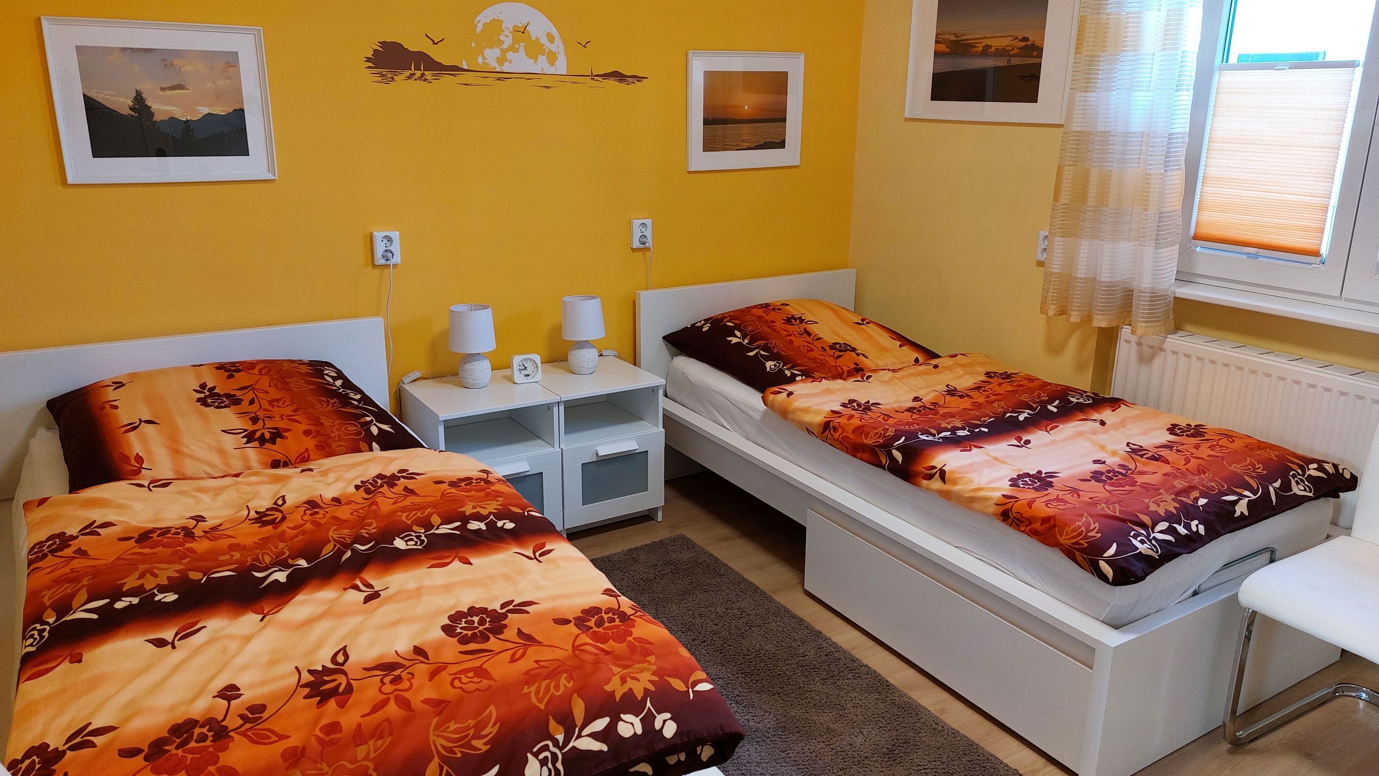 Schlafzimmer mit zwei Einzelbetten