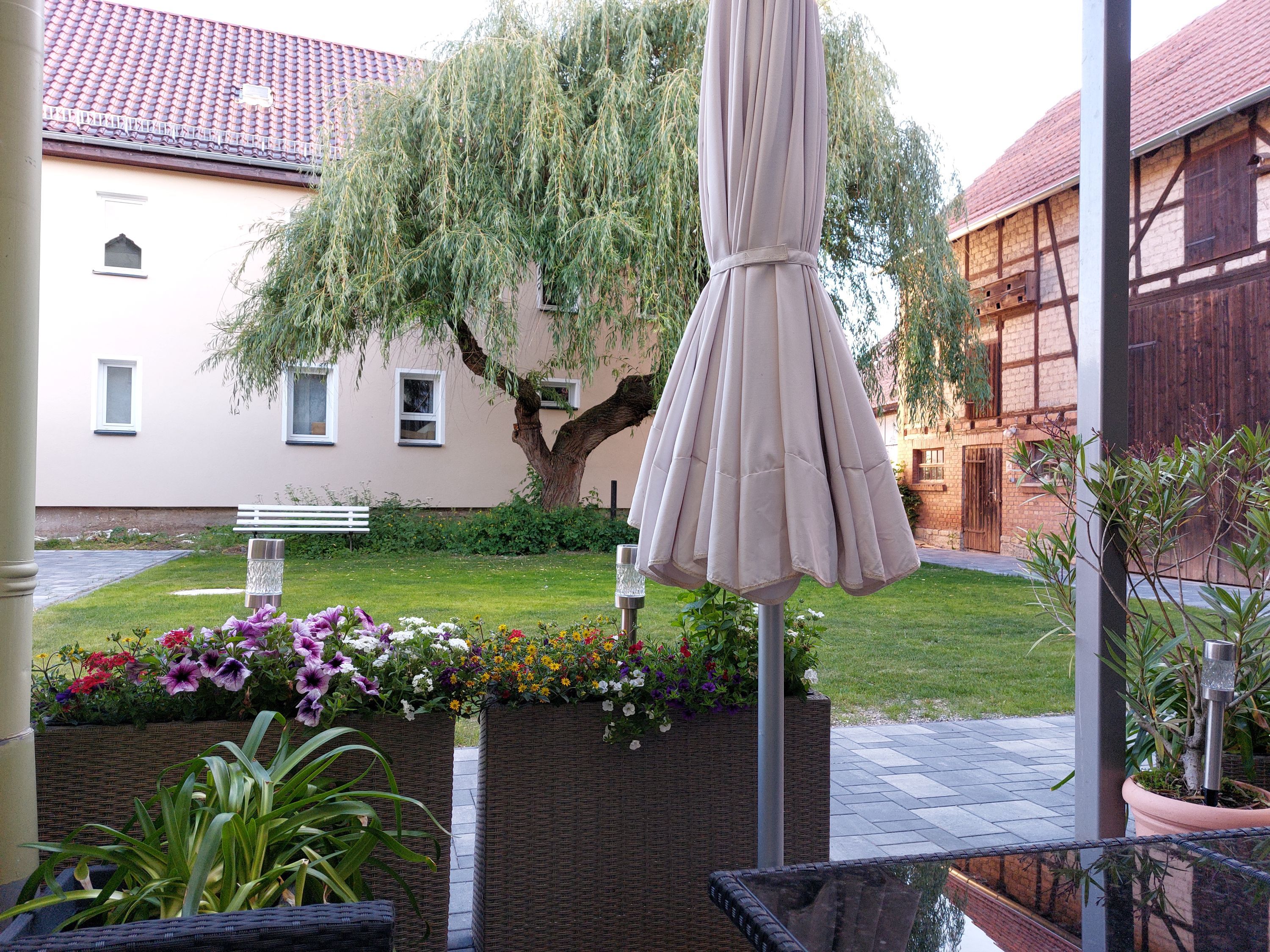 Sitzplatz im Freien mit Blick auf den Hof