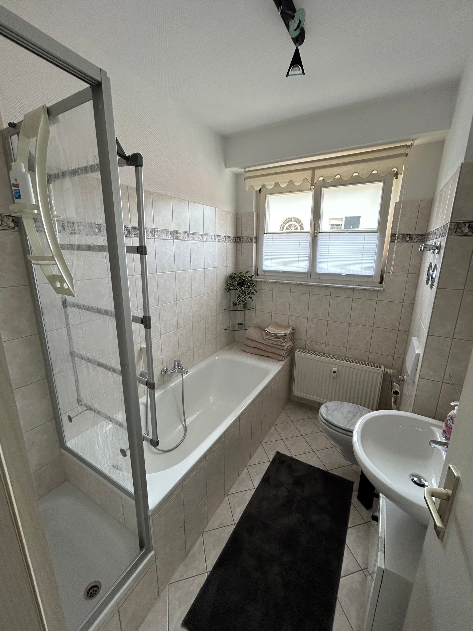 Bad mit Badewanne und Dusche