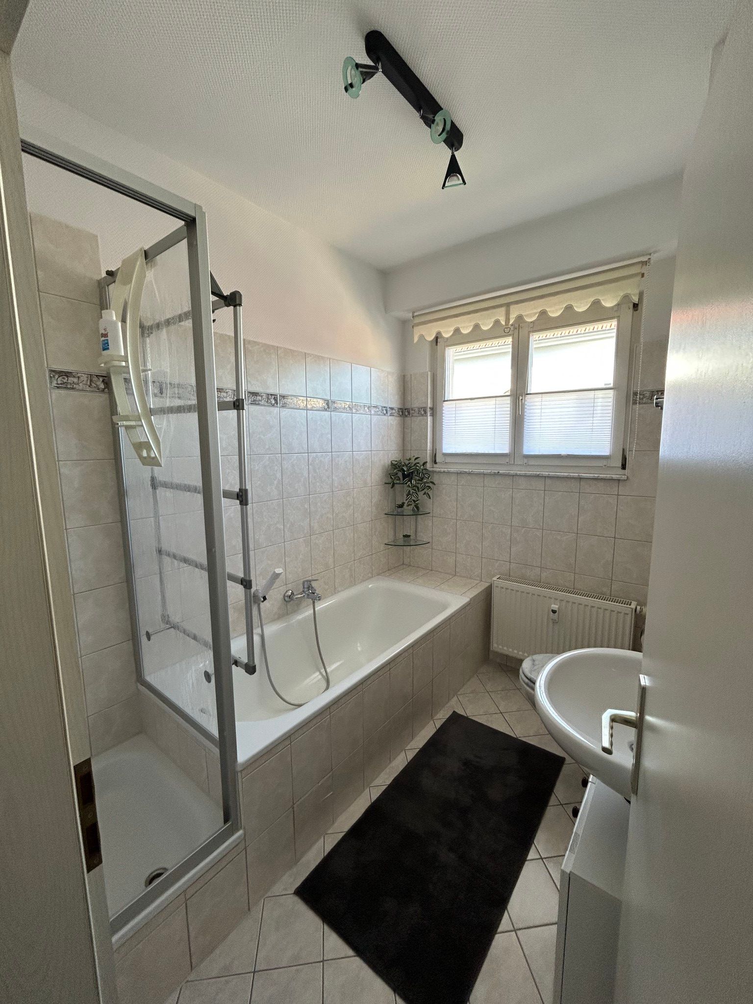 Bad mit Badewanne und Dusche