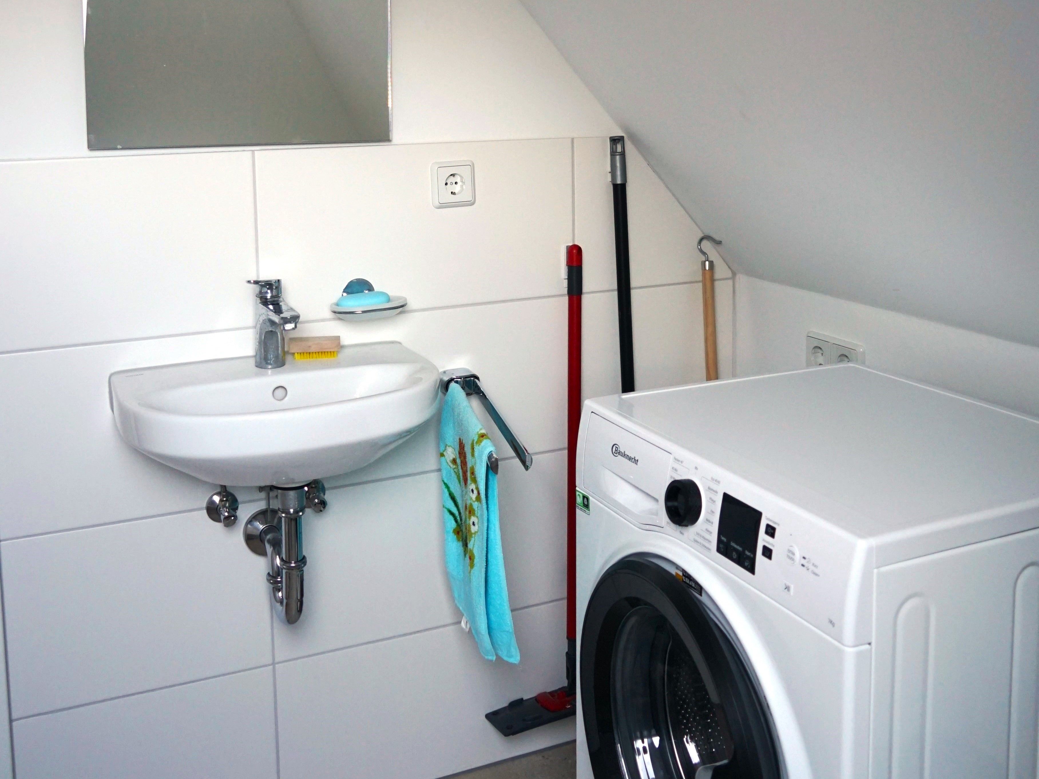 Waschmaschine mit Handwaschbecken
