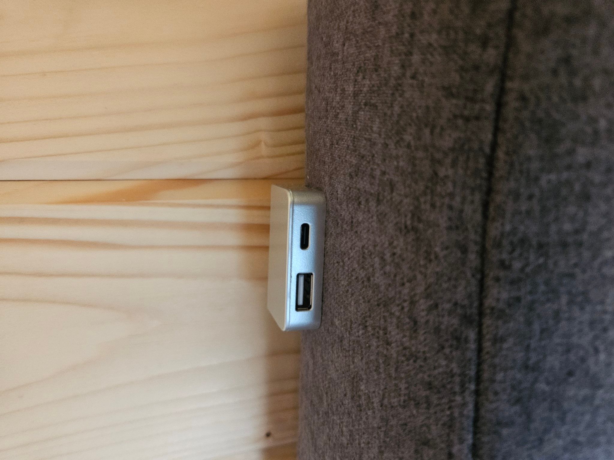 Schlafzimmer mit Ladestation am Bett