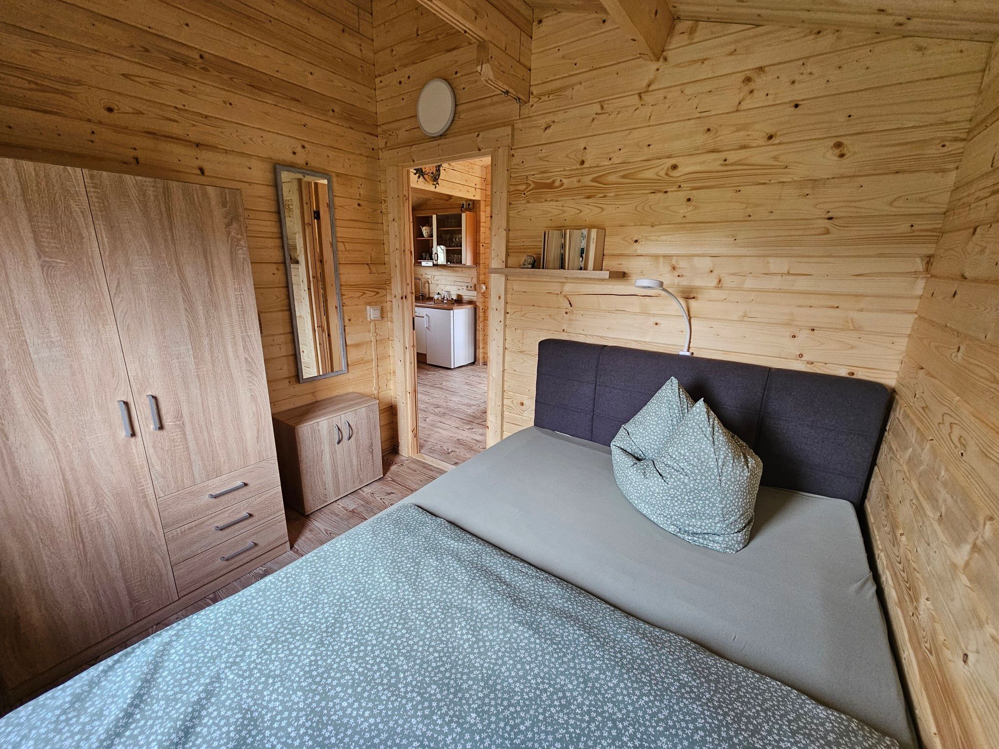 Schlafzimmer 1