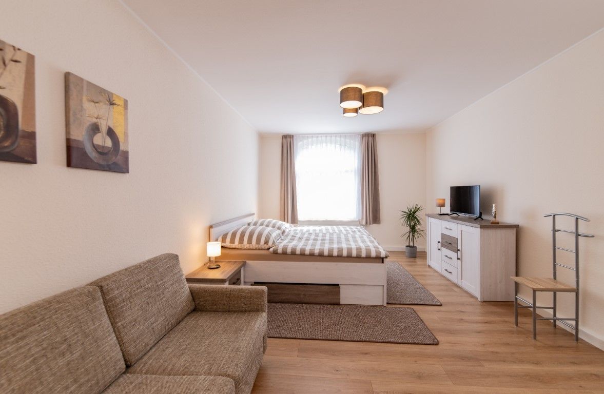 Schlafzimmer mit Doppelbett und Schlafsofa