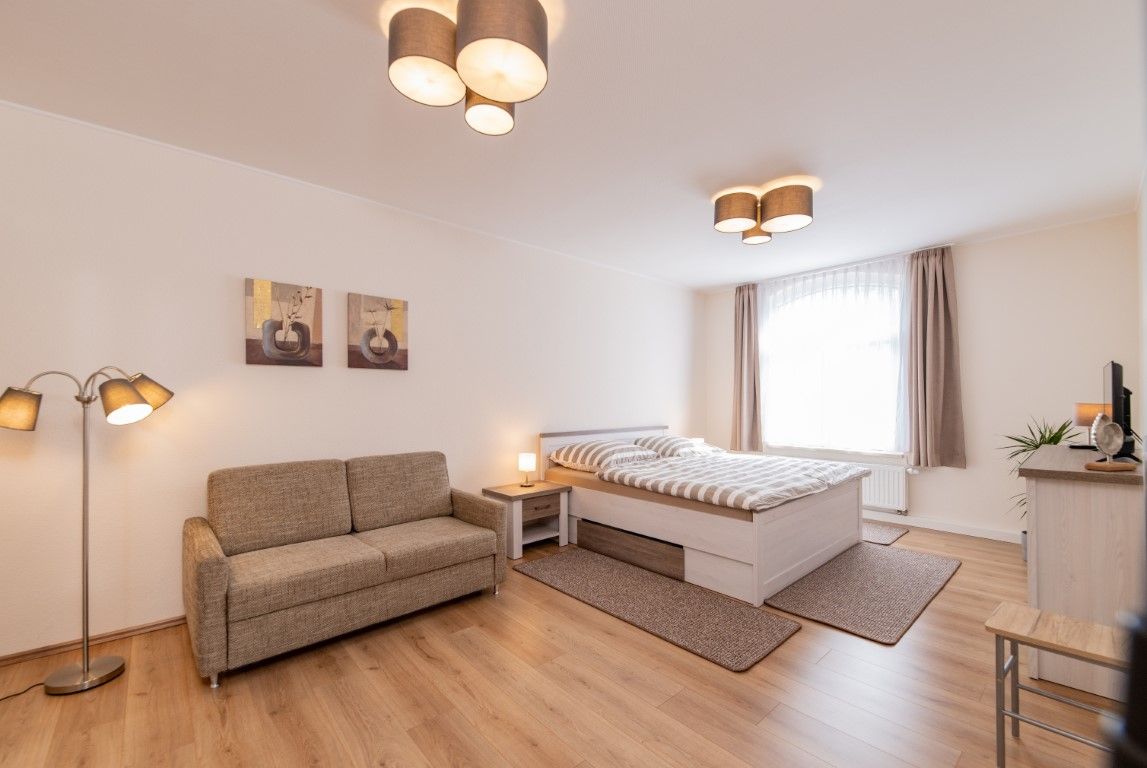 Schlafzimmer mit Dopplbett und Schlafsofa