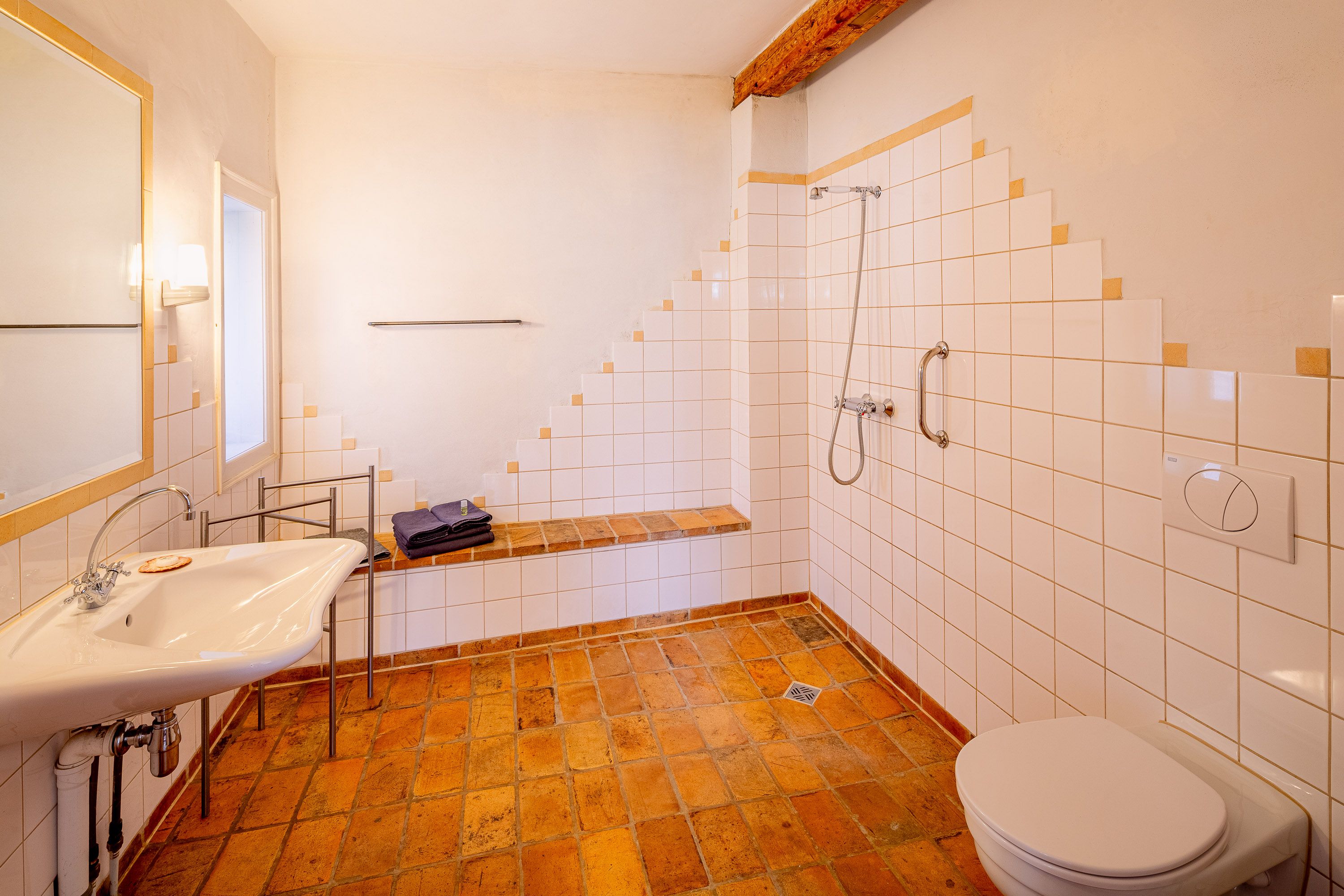Bad mit Dusche und WC