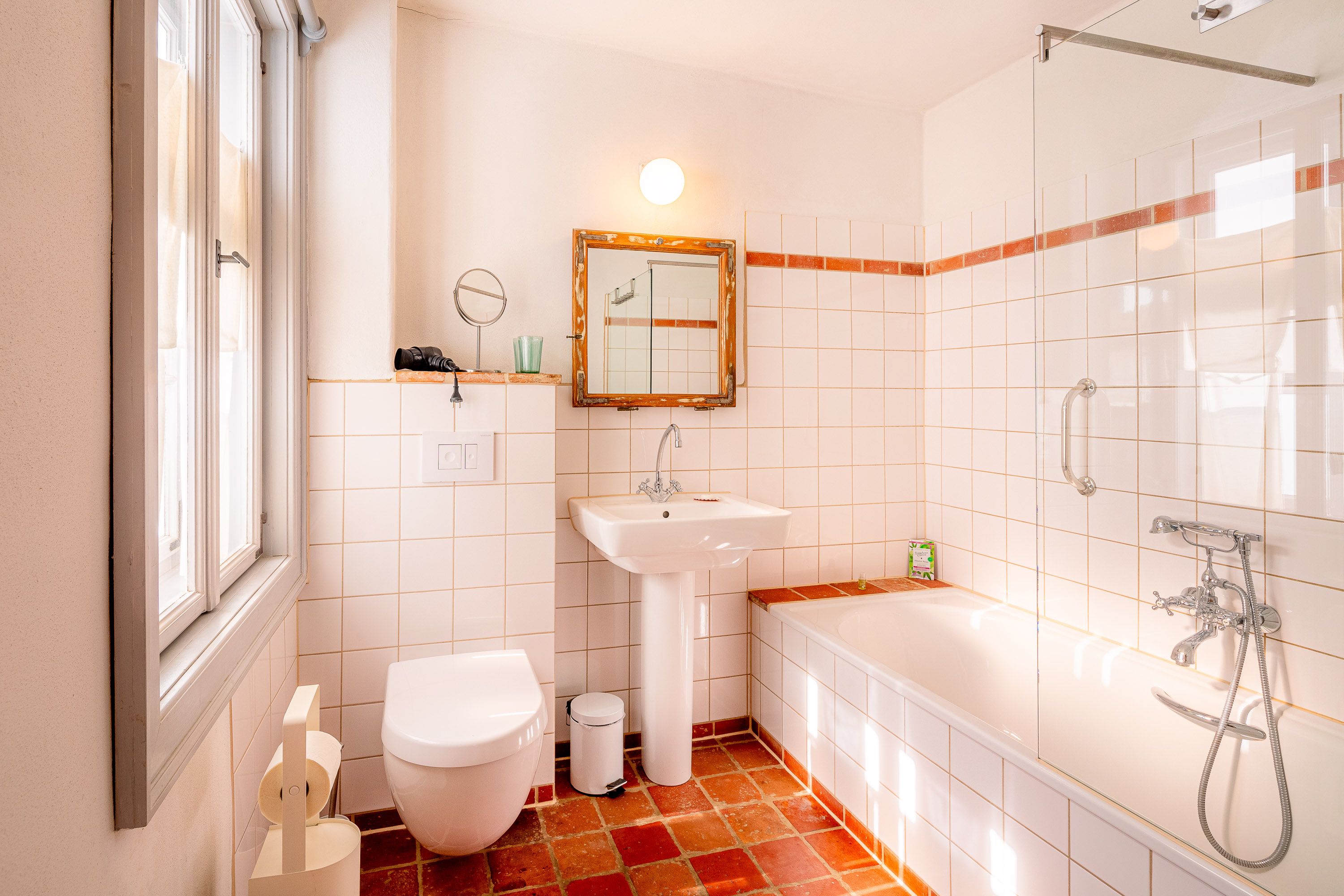 Bad mit Dusche und Wanne