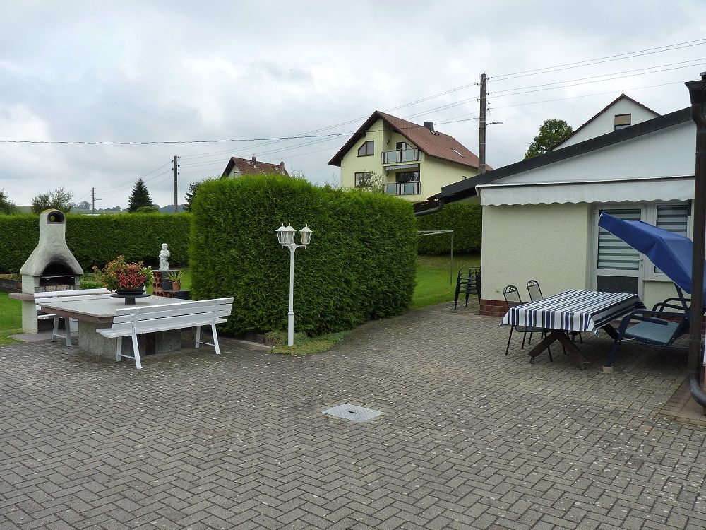 Amsicht Garten mit Grillplatz und Terrasse