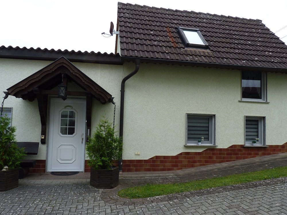 Außenansicht mit Eingangsbereich