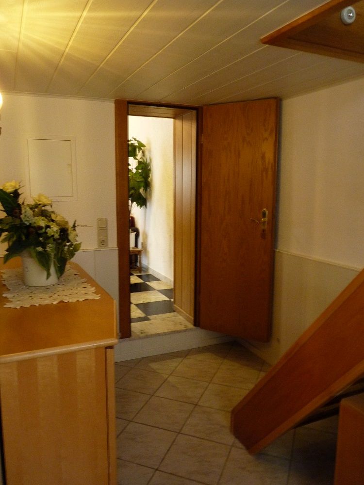 Flur zum Wohnzimmer und Treppe zum Schlafzimmer