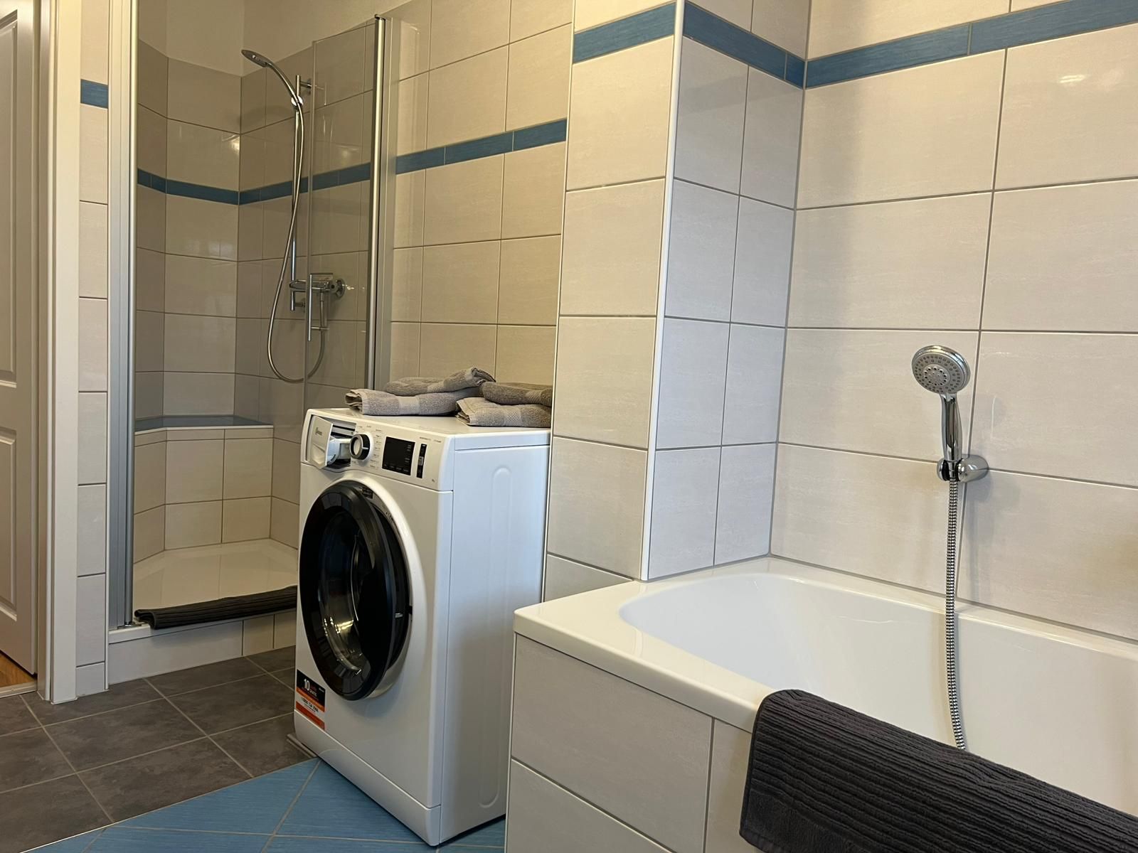 Apartment 5 Bad mit Waschmaschine