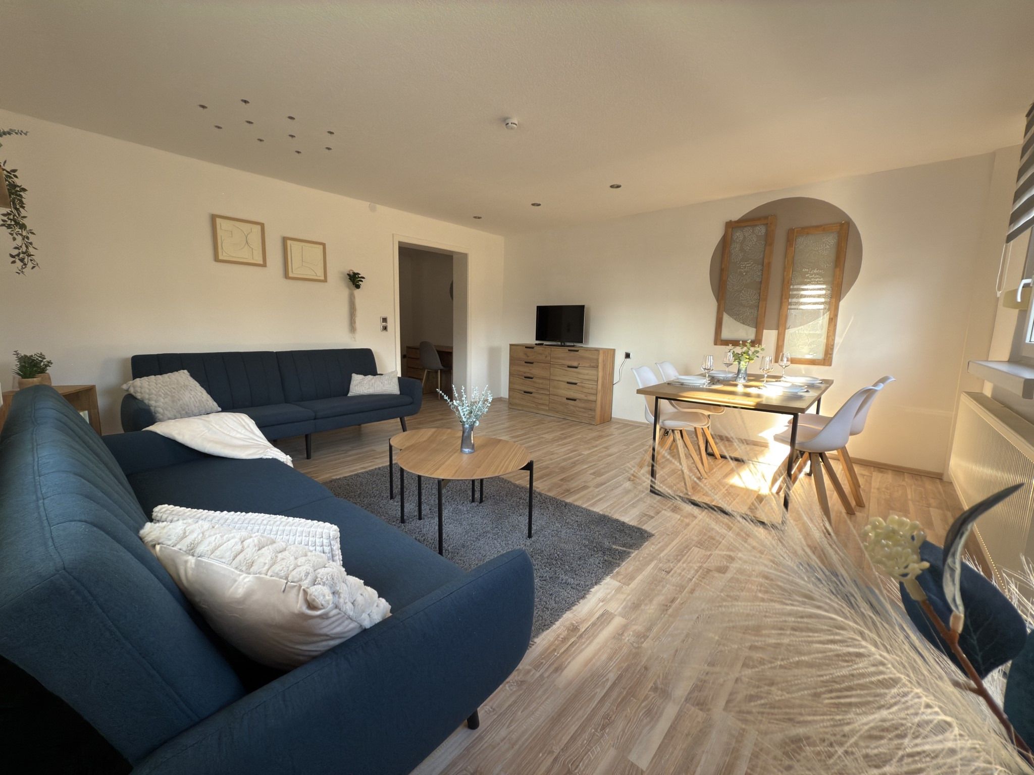 Wohnzimmer mit Essbereich und Schafsofas