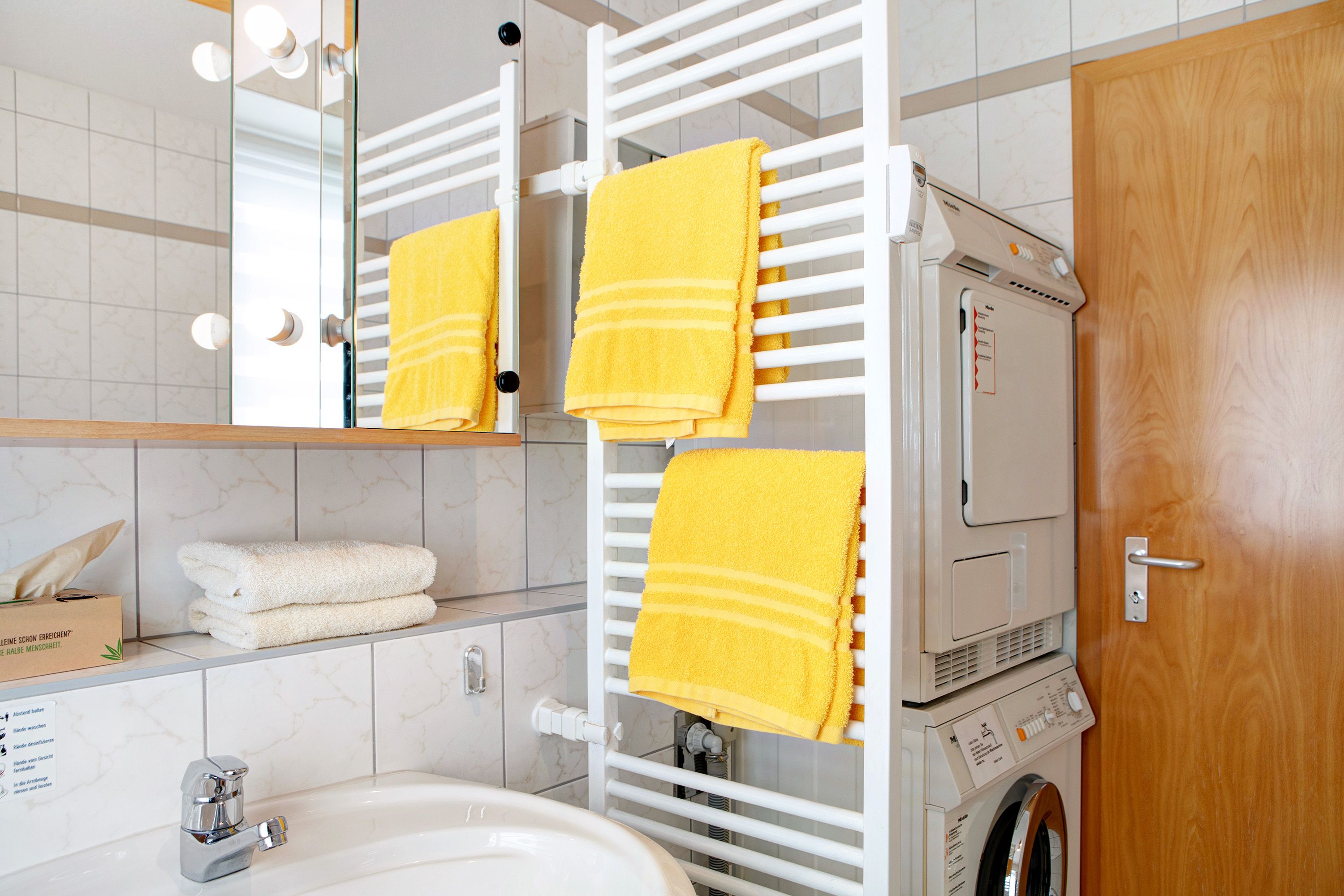 Bad 1 mit Badewanne, Waschmaschine und Trockner