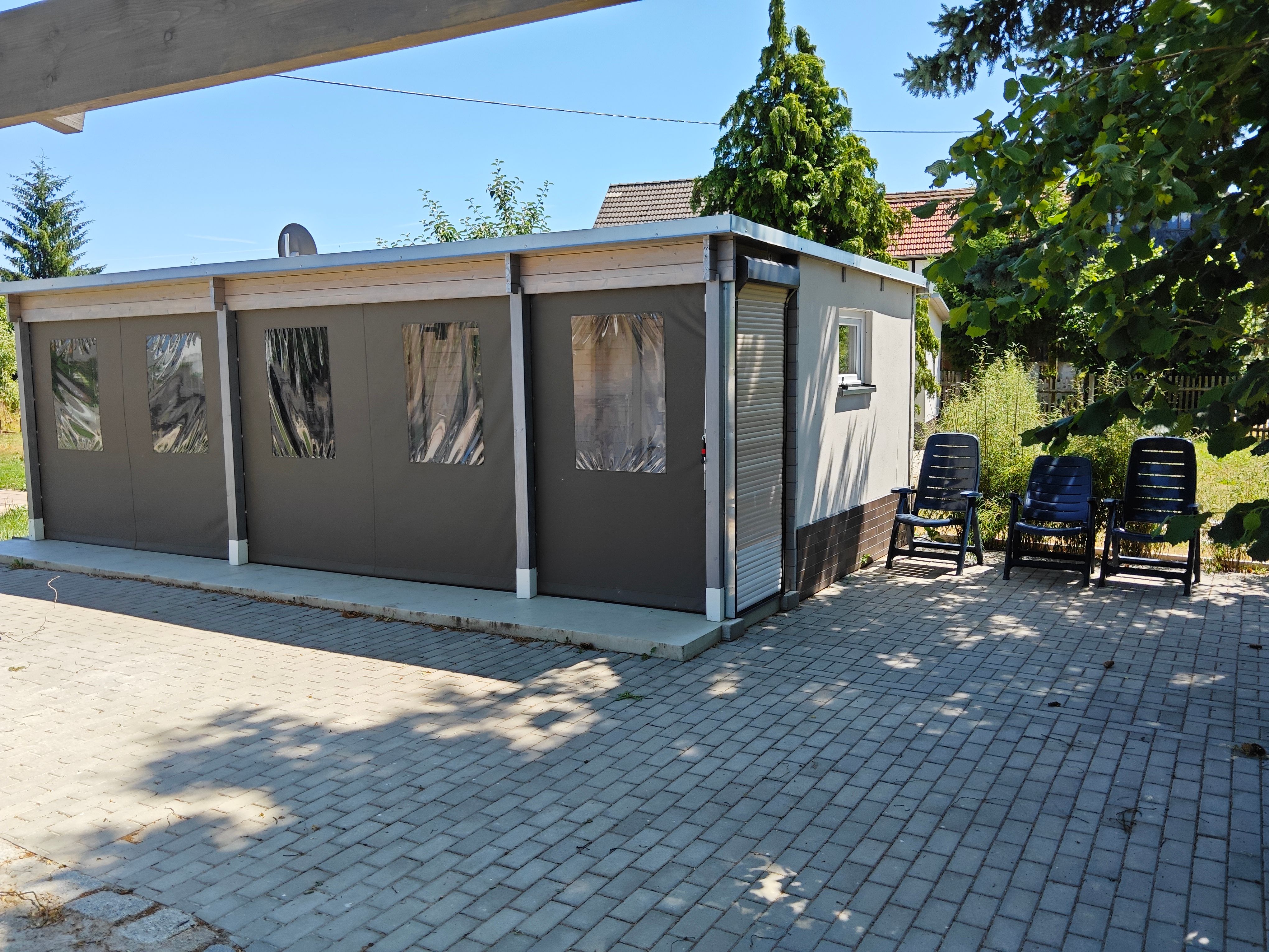Bungalow Außenansicht komplett verschließbar