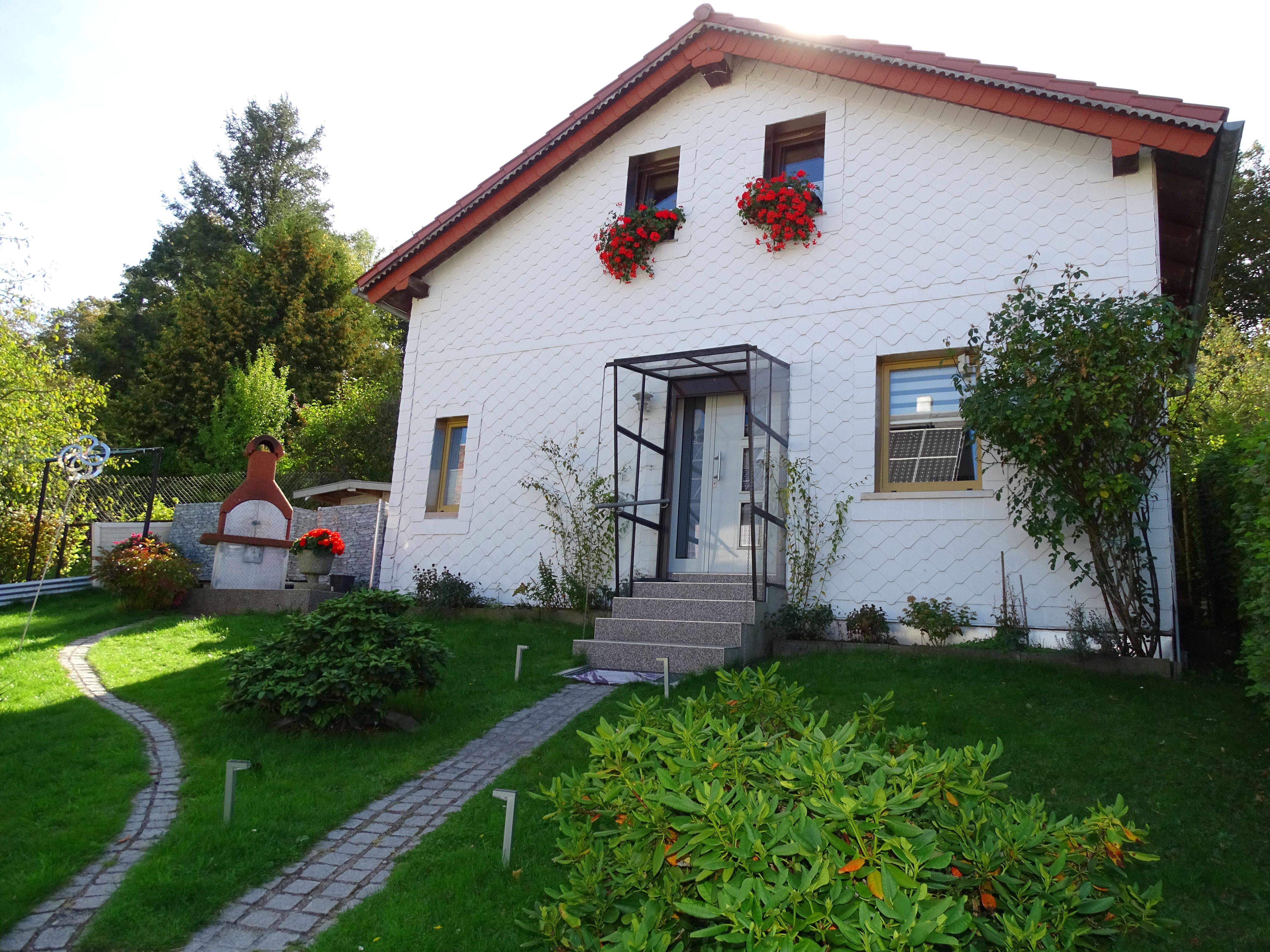 Ansicht außen mit Grillplatz links / FH Hoffmann Ilmenau
