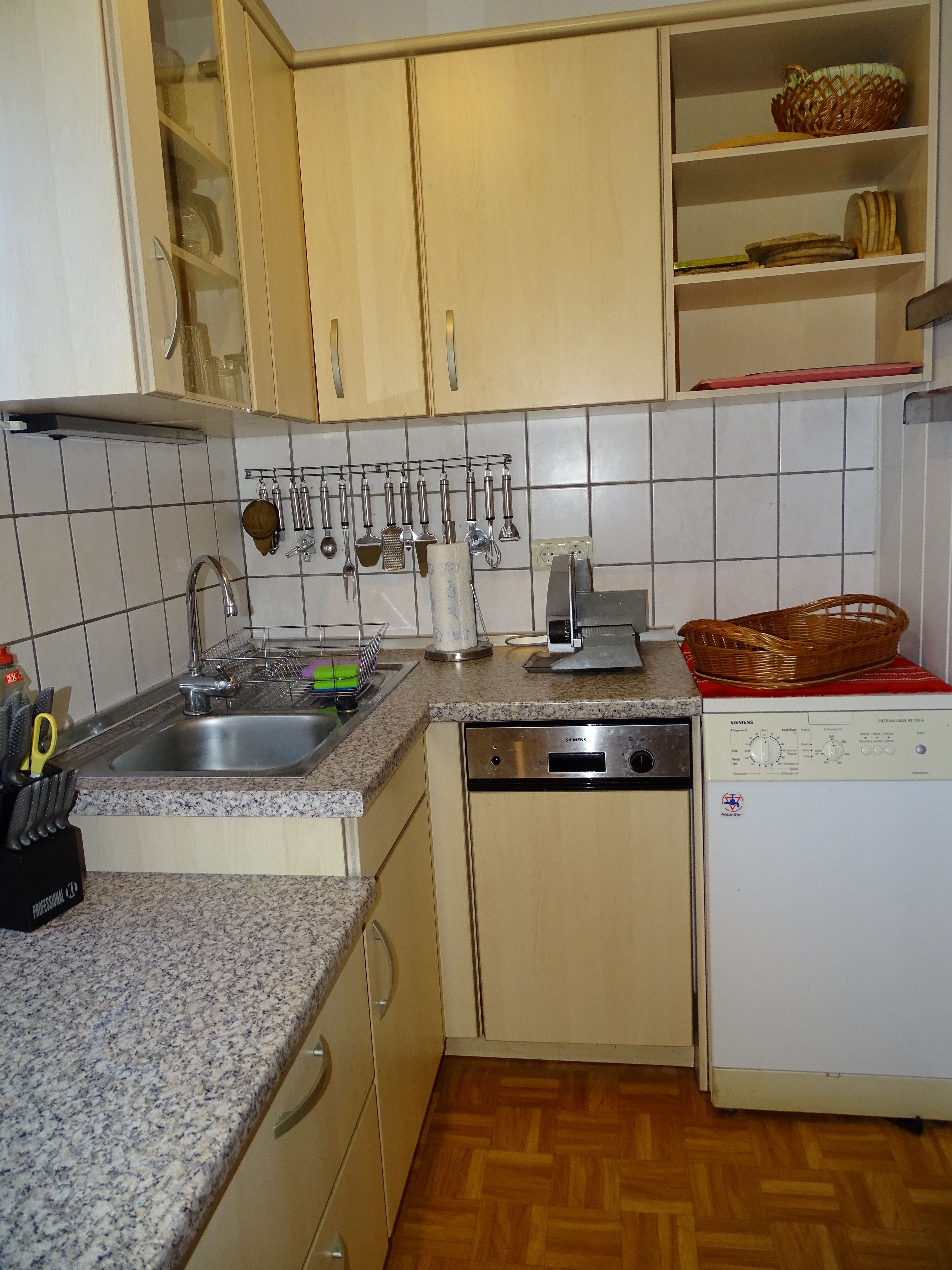 Küche mit Geschirrspüler & Waschmaschine / FH Hoffmann Ilmenau