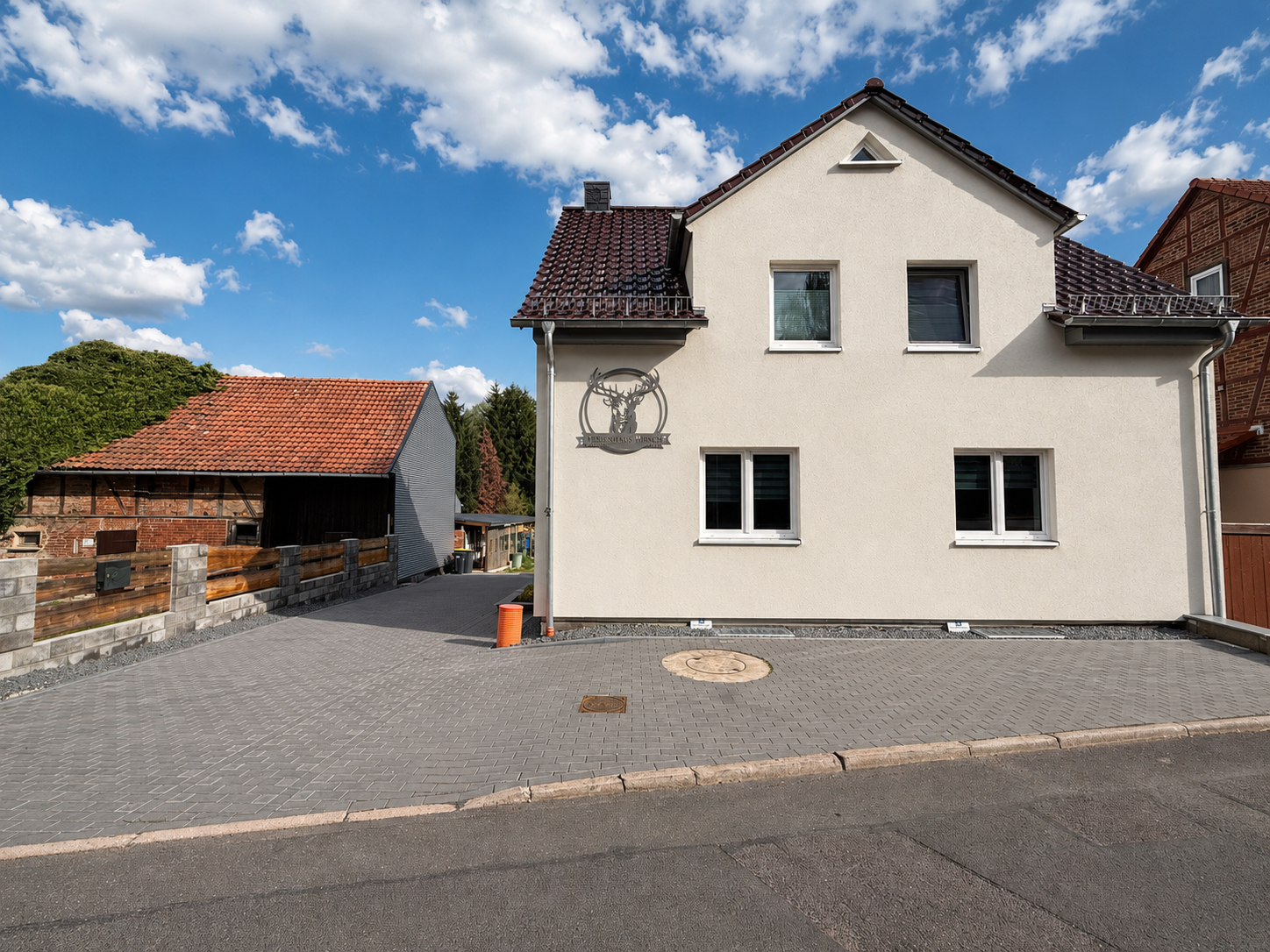 Hausansicht mit Parkplatz