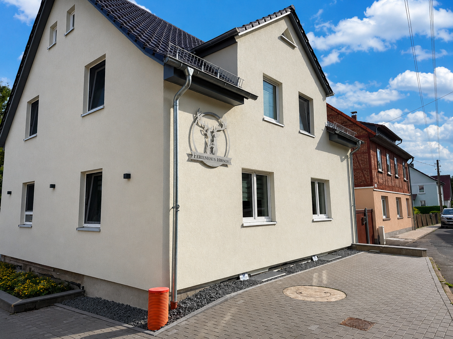 Hausansicht mit Parkplatz