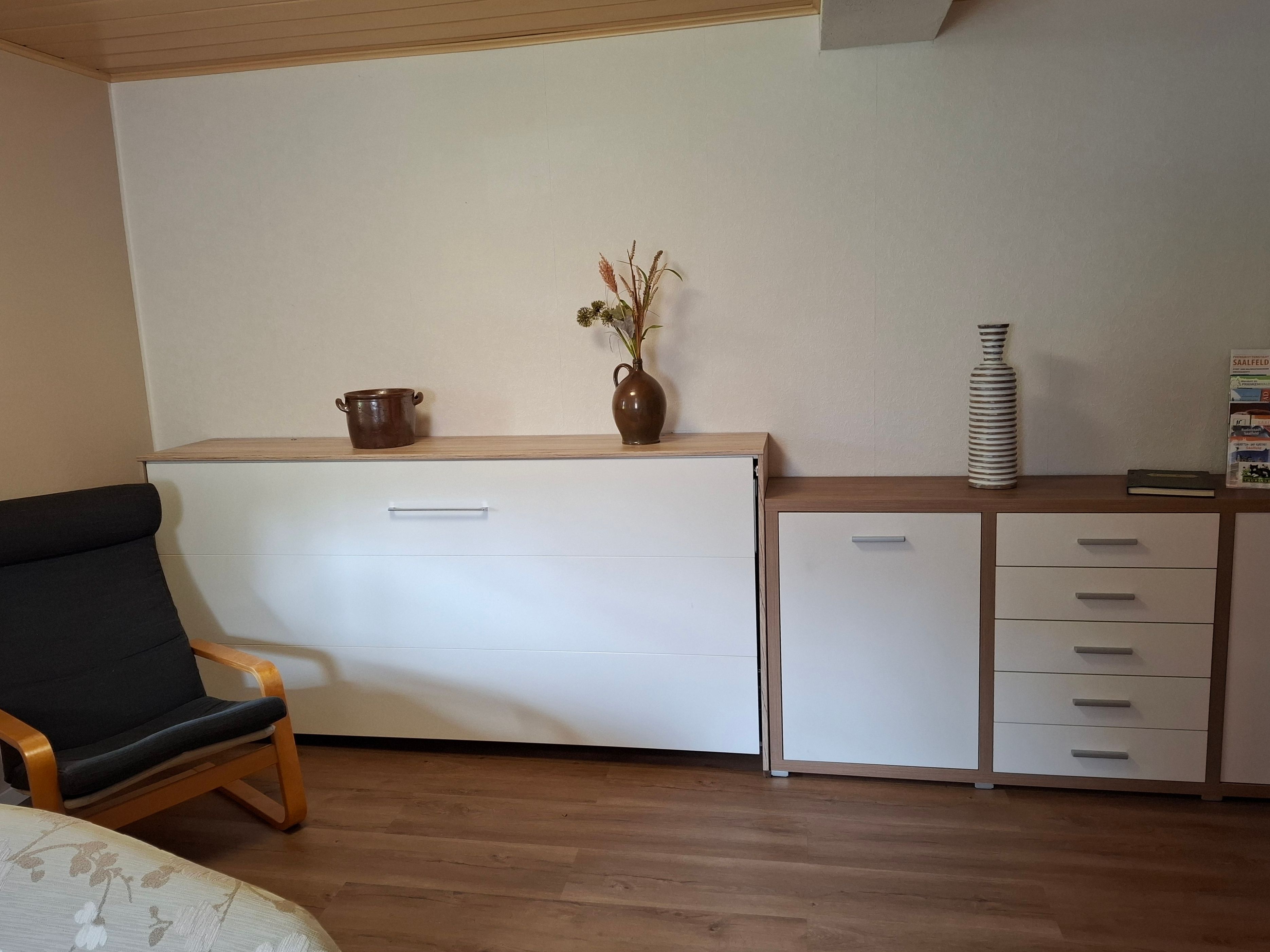 Wohnzimmer mit Schrankbett (Aufbettung)